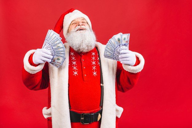 Santa Claus con dinero en las manos. │Foto: Freepik
