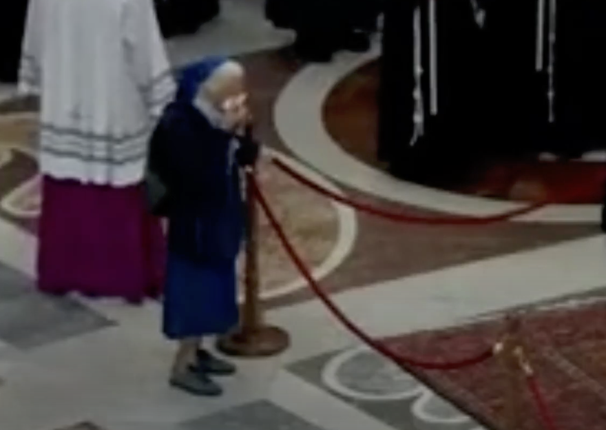 Sor Genoveva durante el funeral del papa Francisco | Fuente: YouTube/TheIndependent
