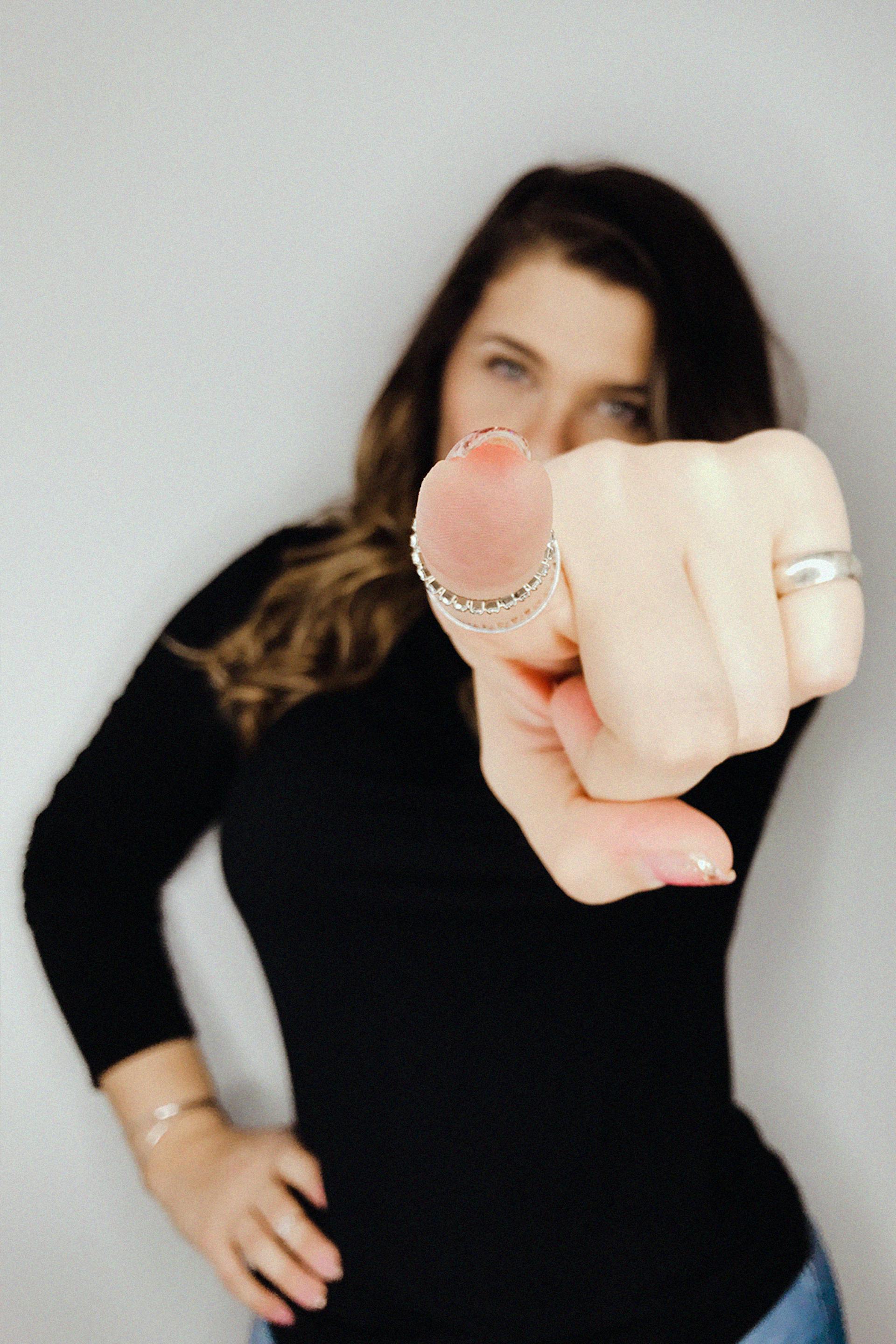 Una donna che indica una persona | Fonte: Pexels