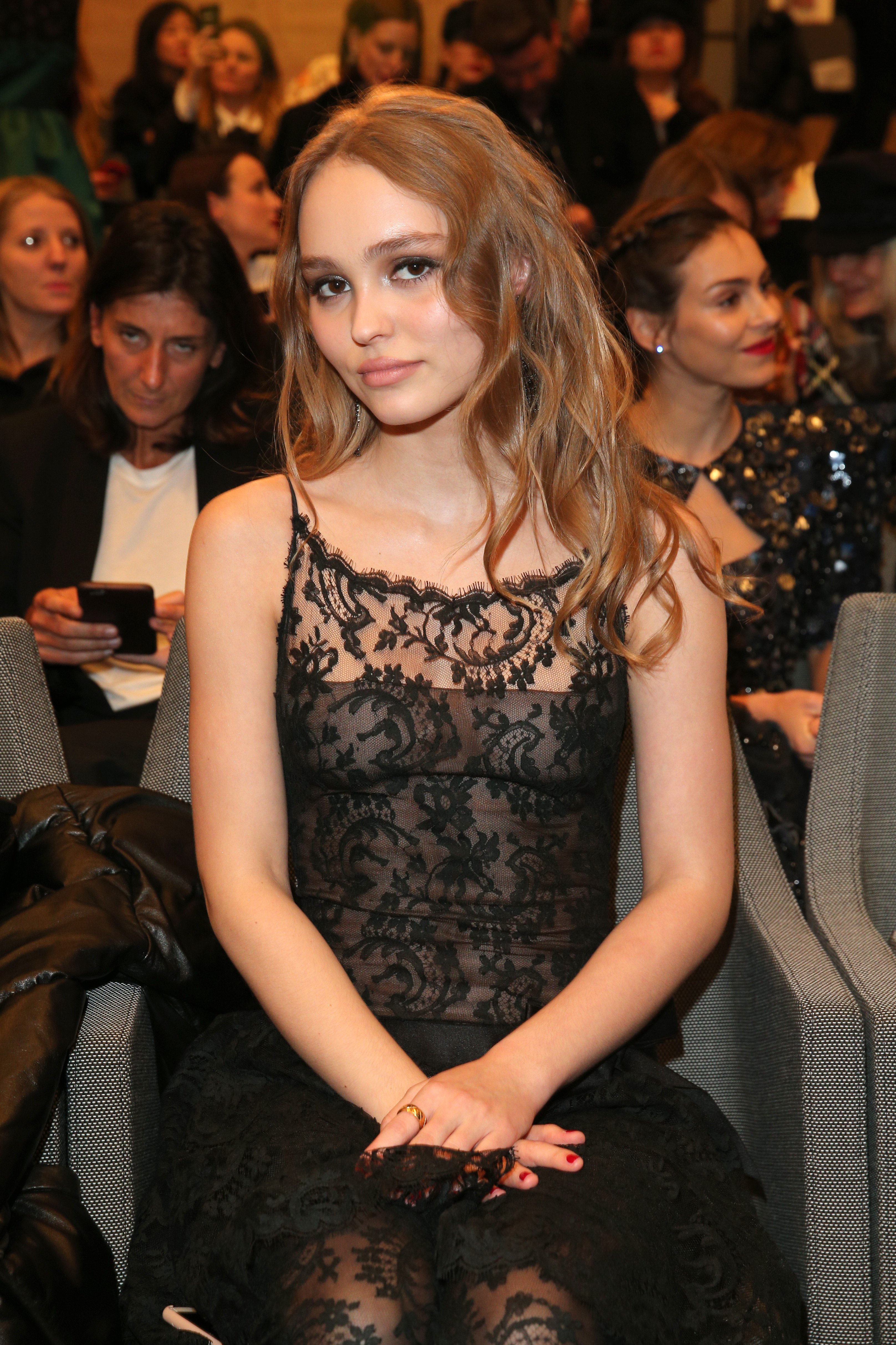 Lily-Rose Depp asiste a la sesión fotográfica de la colección Métiers d'Art 2017/18 de Chanel en Hamburgo, Alemania, el 6 de diciembre de 2017. Esta aparición refleja su larga trayectoria en el mundo de la moda, paralela a su carrera como actriz, lo que también ha suscitado comentarios sobre su famosa familia. | Fuente: Getty Images