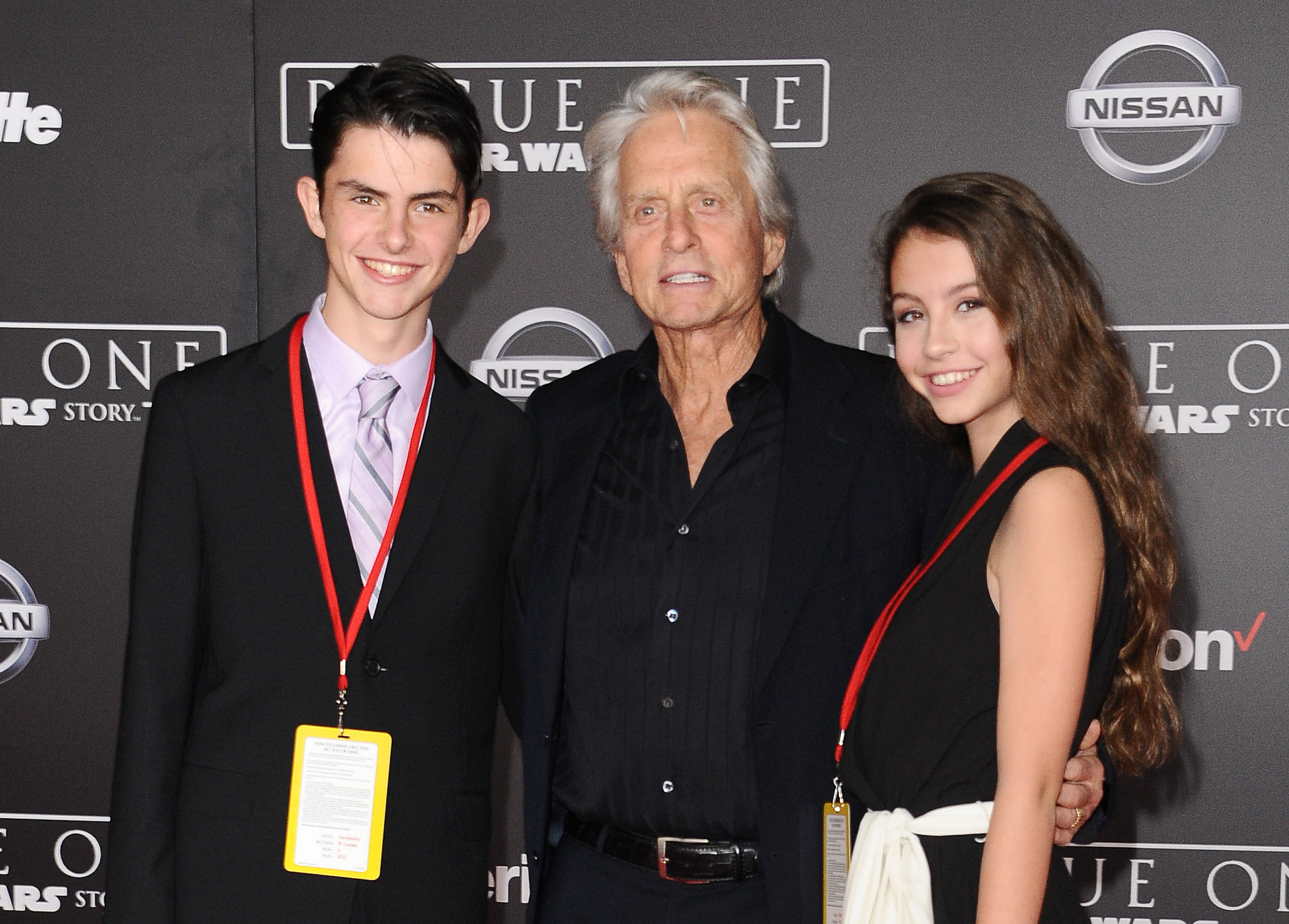 (De izquierda a derecha) Dylan Michael Douglas, el actor Michael Douglas y Carys Zeta Douglas asisten al estreno de "Rogue One: A Star Wars Story" en el Pantages Theatre el 10 de diciembre de 2016, en Hollywood, California | Fuente: Getty Images