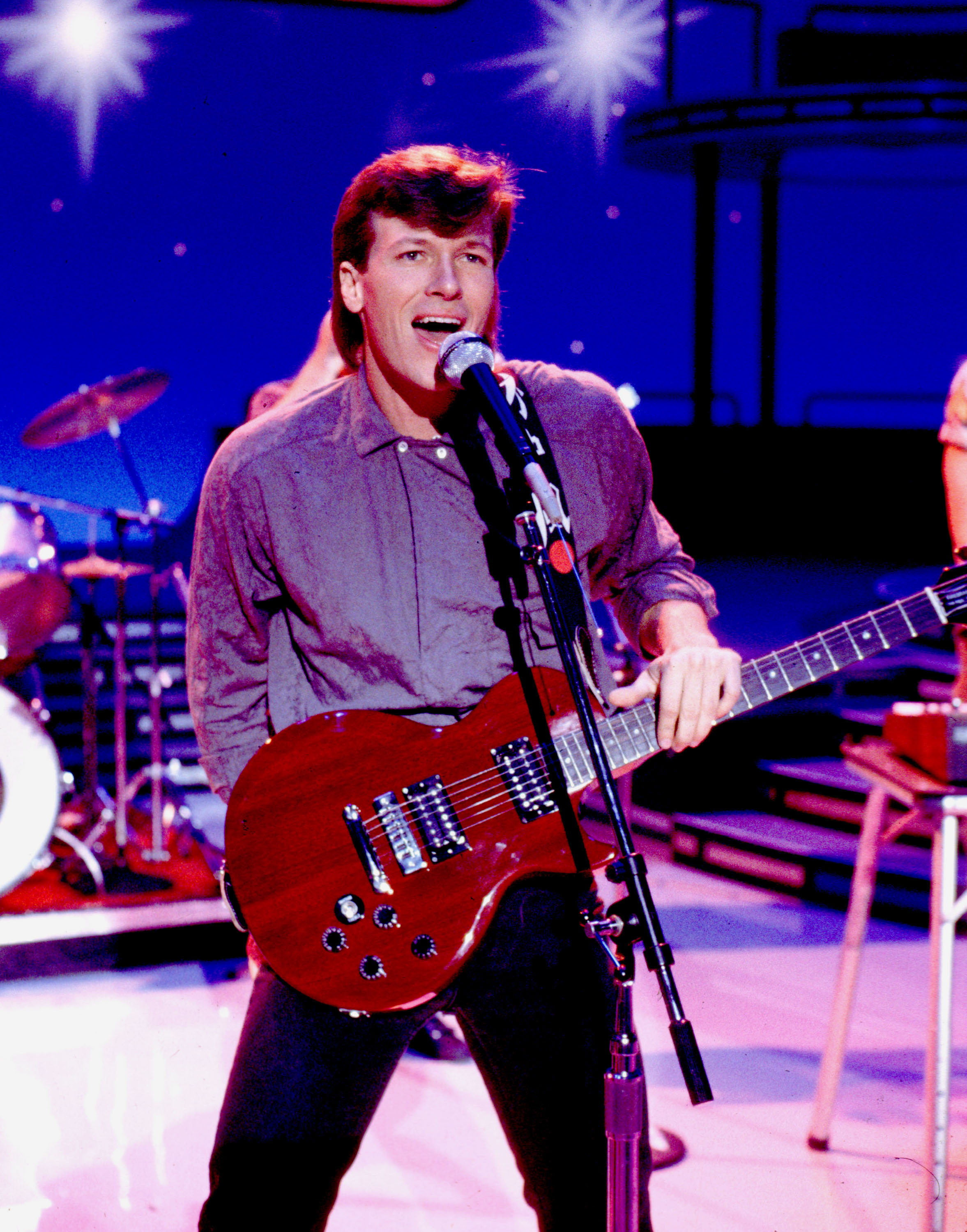 El cantante actuando en American Bandstand el 18 de septiembre de 1983 | Fuente: Getty Images