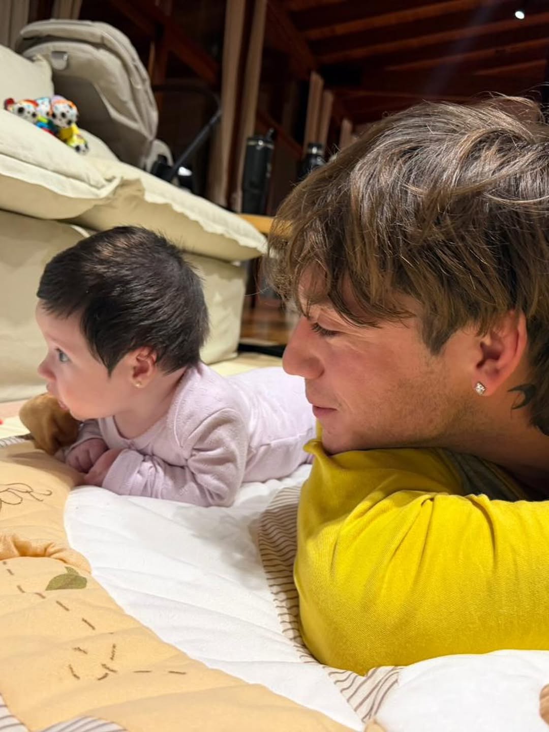 Paulo Londra recostado junto a su bebé Justina | Fuente: Instagram/paulolondra