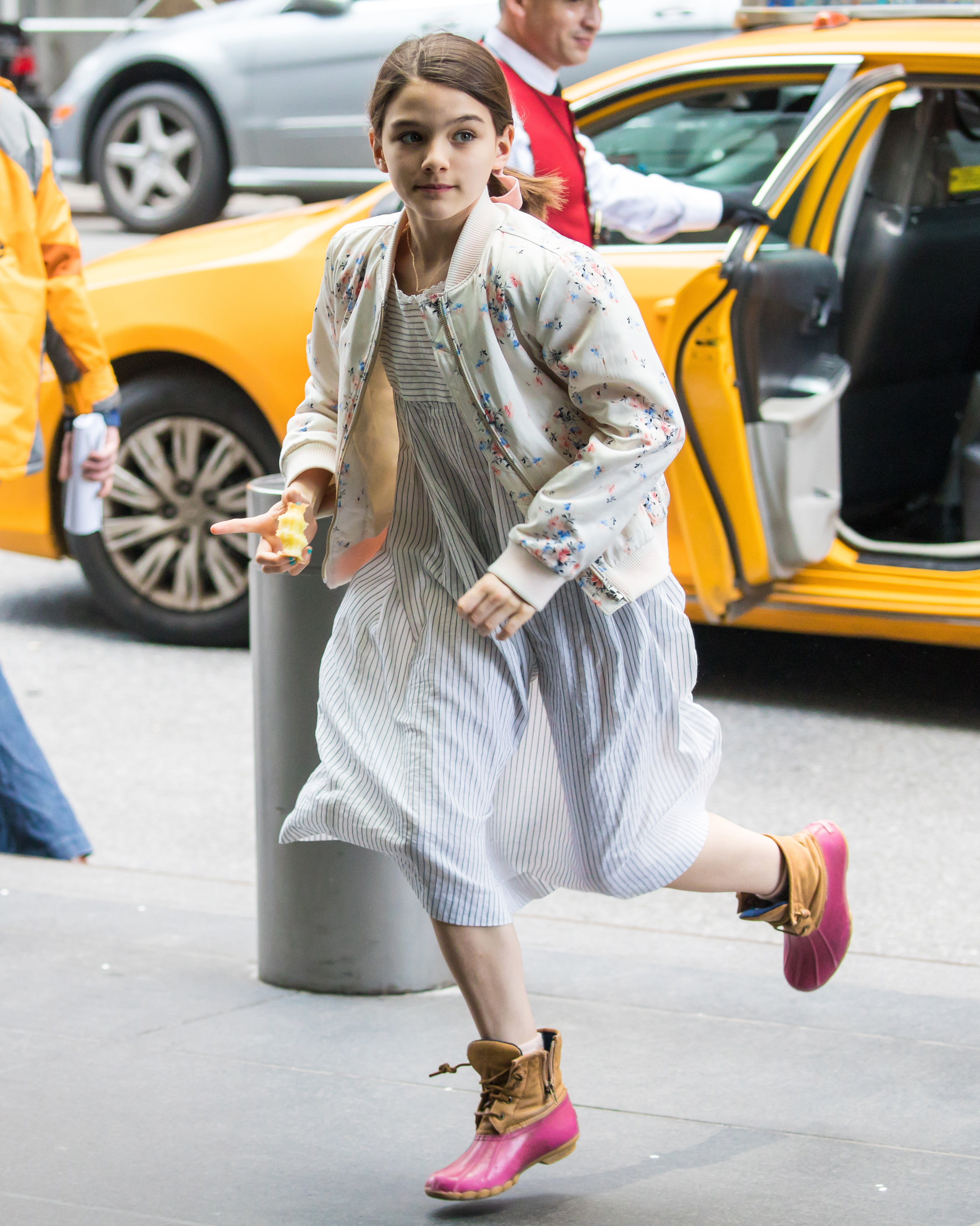 Suri Cruise vista llegando a su hotel el 28 de abril de 2018 en Nueva York | Fuente: Getty Images