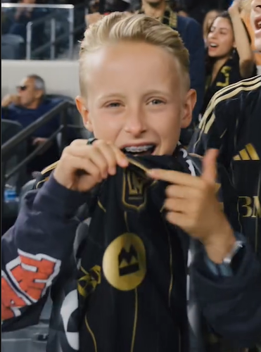 Finn Wilson asiste a un partido de fútbol, de un post fechado el 21 de abril de 2024 | Fuente: Instagram/lafc