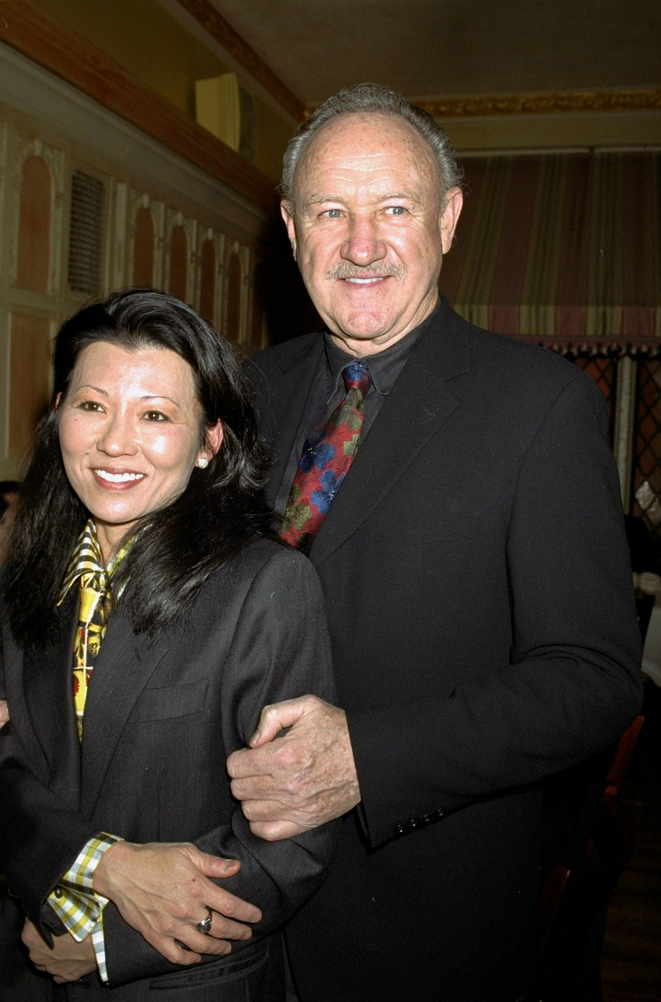 El actor Gene Hackman con su esposa Betsy Arakawa en la 15ª edición anual de la Champagne Stakes de la United Celebral Palsy of New York City, en el restaurante Etoile de la calle E. 56th, circa 2000 | Fuente: Getty Images