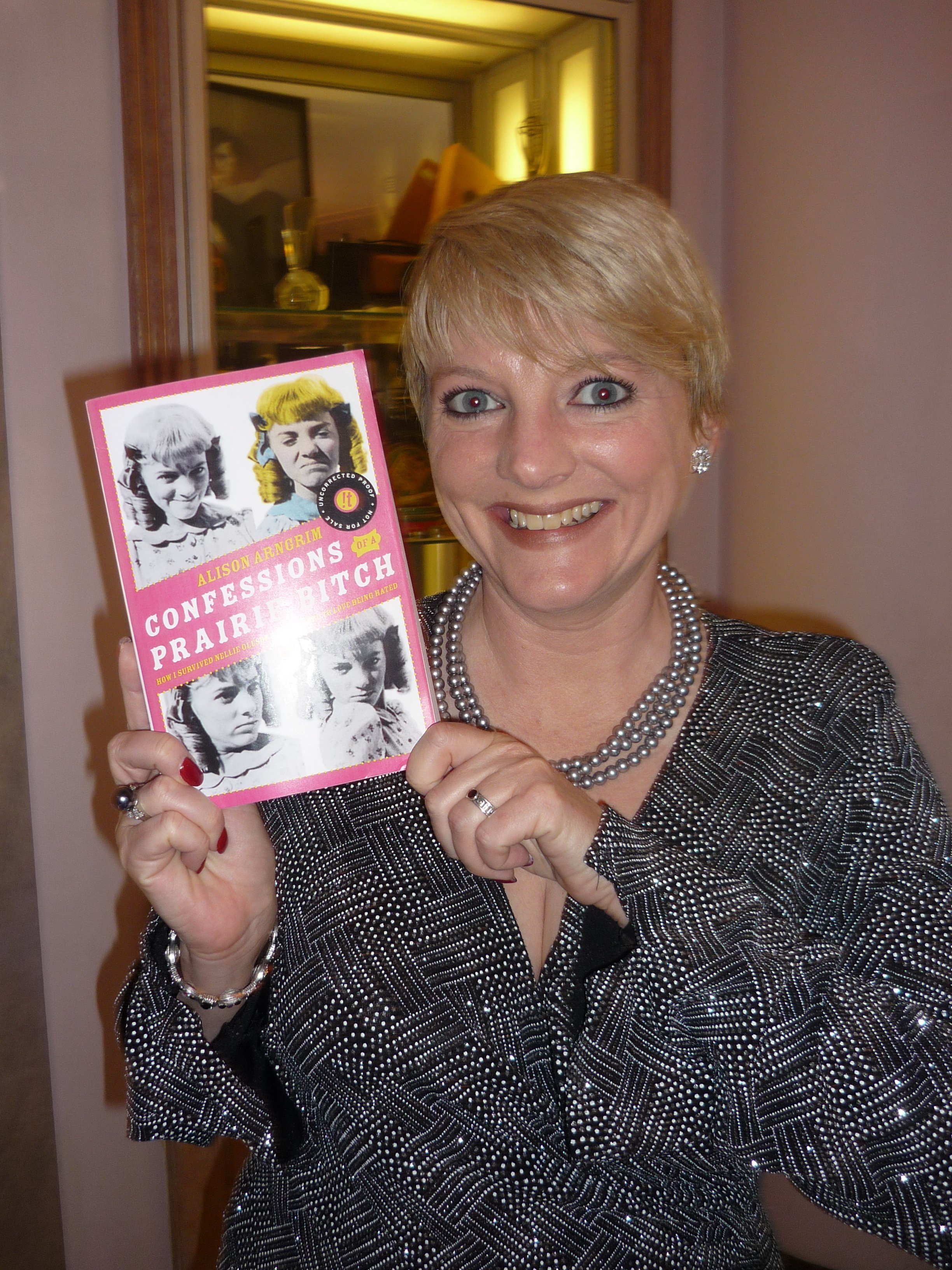 Alison Arngrim en la recepción del Museo de Hollywood para el vestido de graffiti de Jeran Design en el Museo de Historia de Hollywood el 6 de mayo de 2010 en Los Ángeles, California. | Imagen: Getty Images