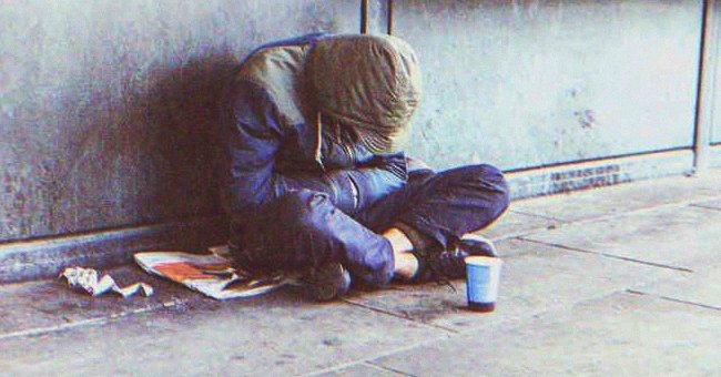 Hombre sin hogar sentado en el suelo. | Foto: Shutterstock
