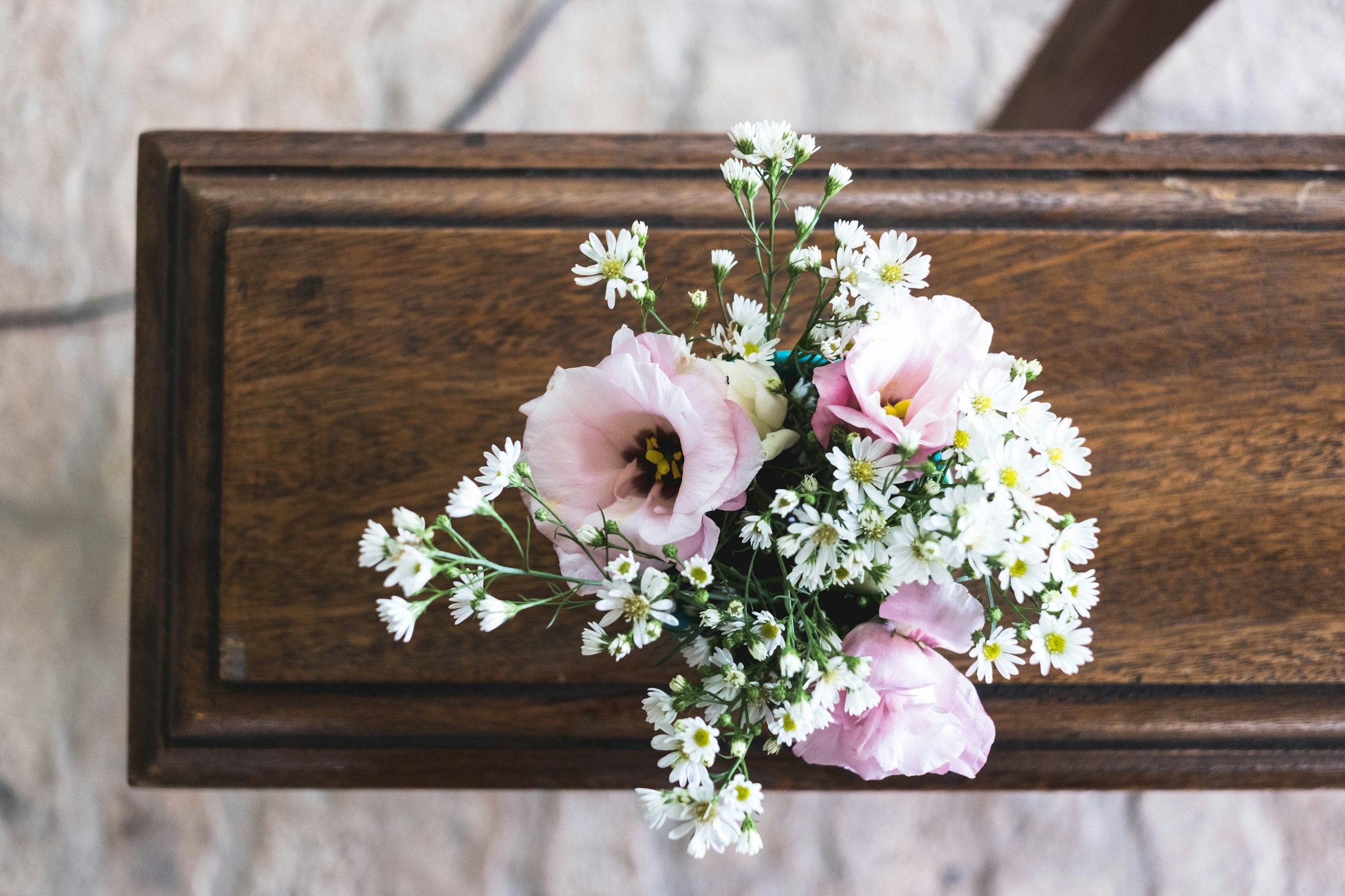 Flores sobre un ataúd cerrado | Fuente: Unsplash