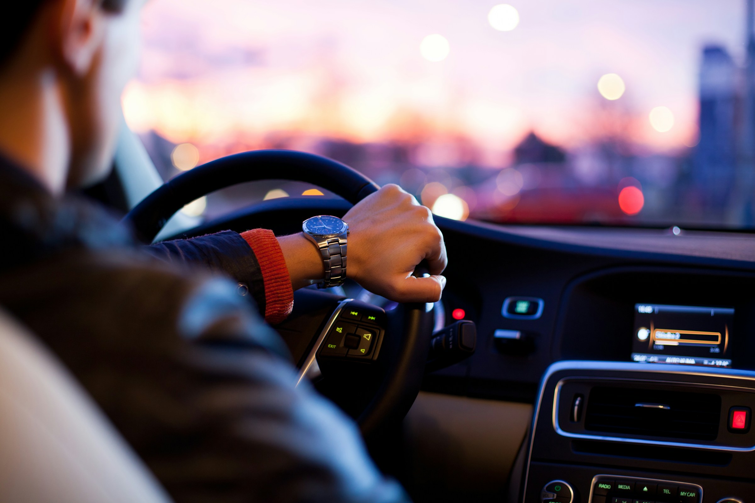 Un hombre conduciendo un Automóvil | Fuente: Unsplash