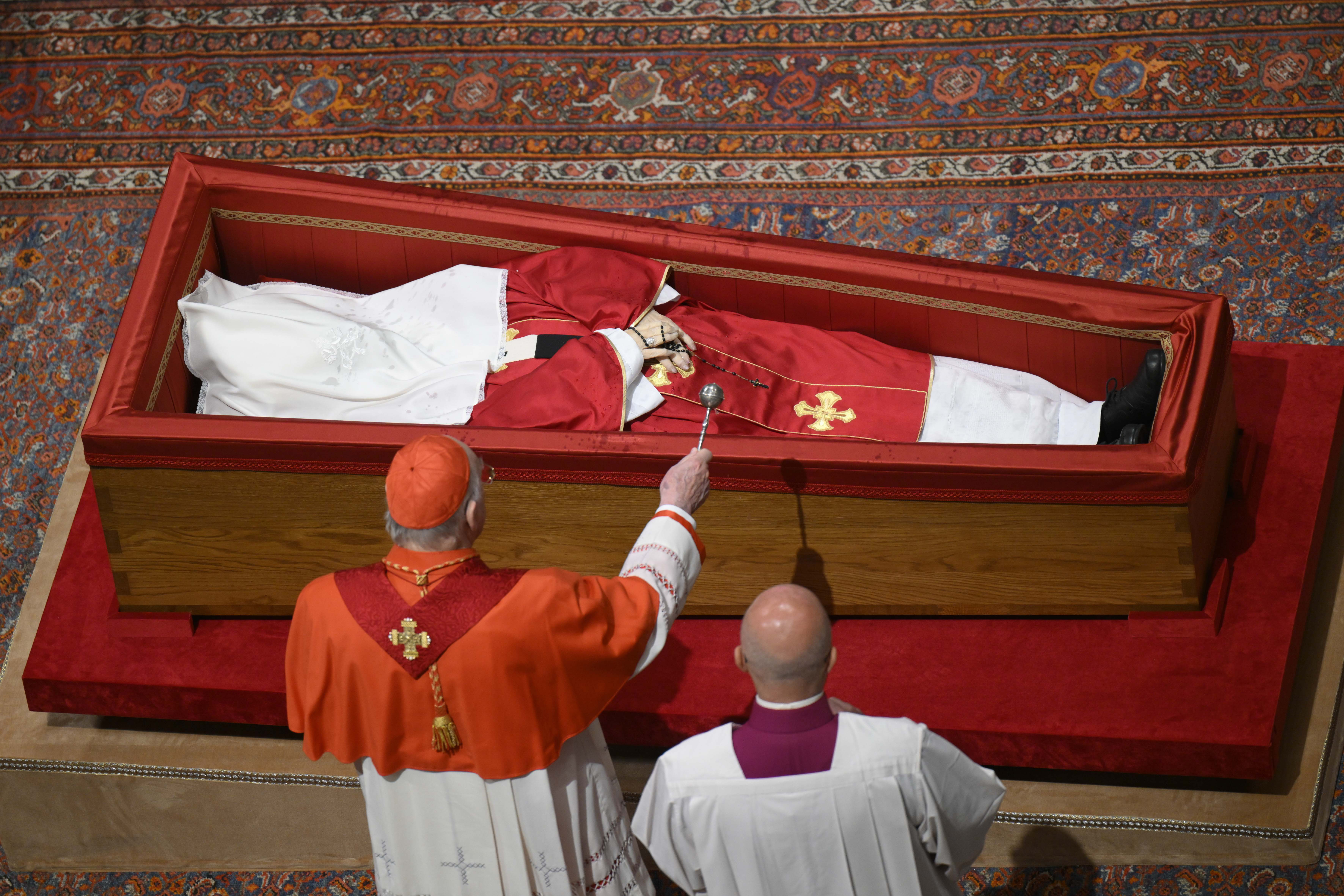 El Cardenal Kevin Farrell dirige el Rito de Sellado del ataúd del papa Francisco en la Basílica de San Pedro el 25 de abril de 2025, antes de su funeral. | Fuente: Getty Images