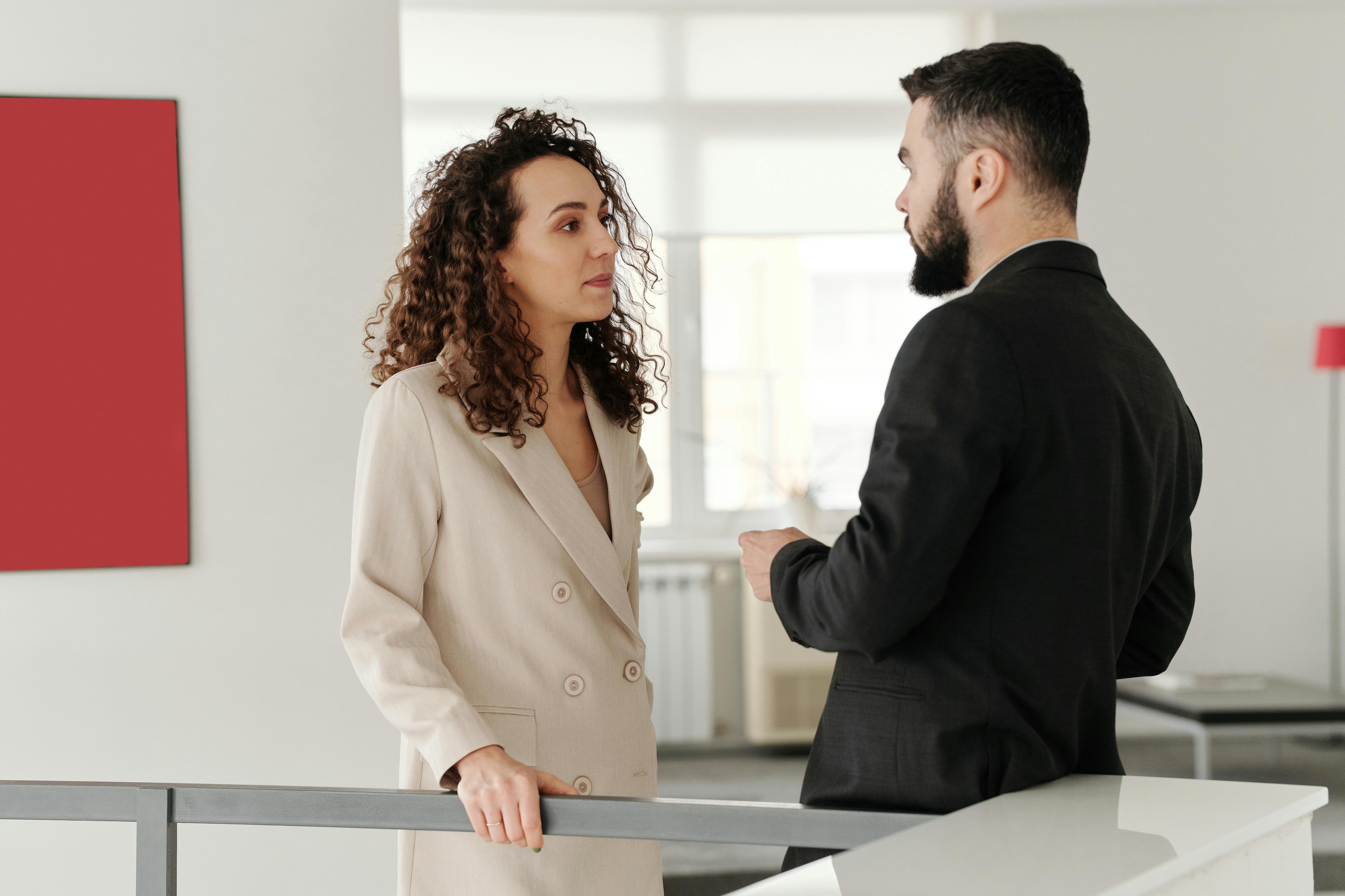 Un hombre y una mujer hablando | Fuente: Pexels