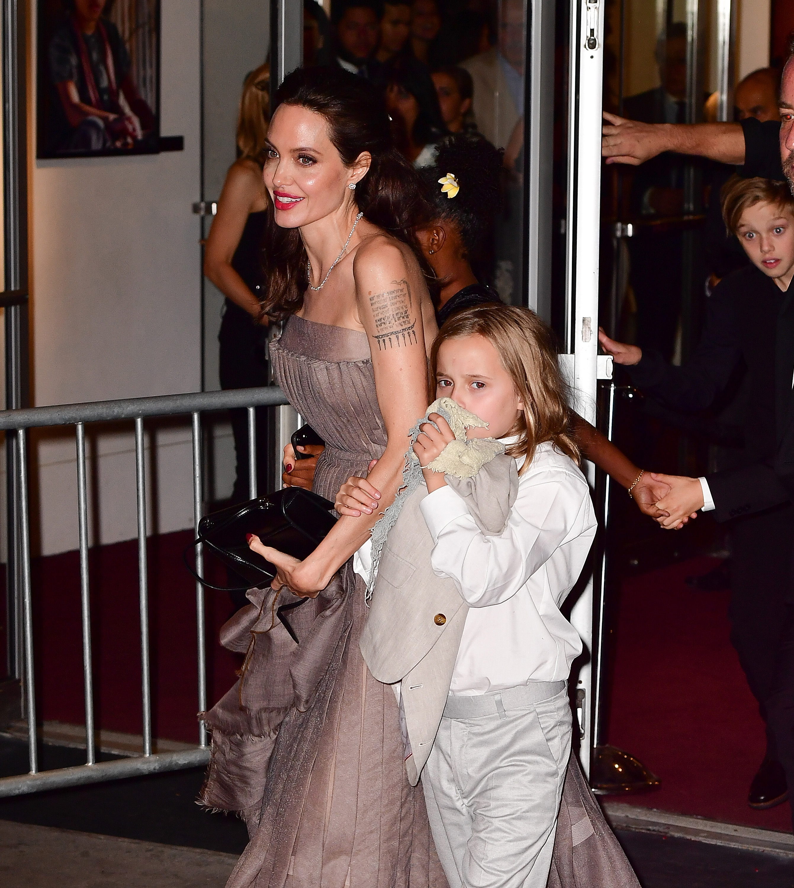 Angelina Jolie y Vivienne Jolie-Pitt abandonan el estreno en Nueva York de 'First They Killed My Father' en el DGA Theater el 14 de septiembre de 2017 en Nueva York | Foto: Getty Images