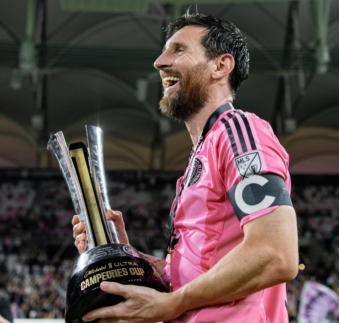 Lionel Messi en el campo de juego con su trofeo tras la final de la Campeones Cup entre el Inter Miami CF y el Cruz Azul | Fuente: Instagram/leomessi