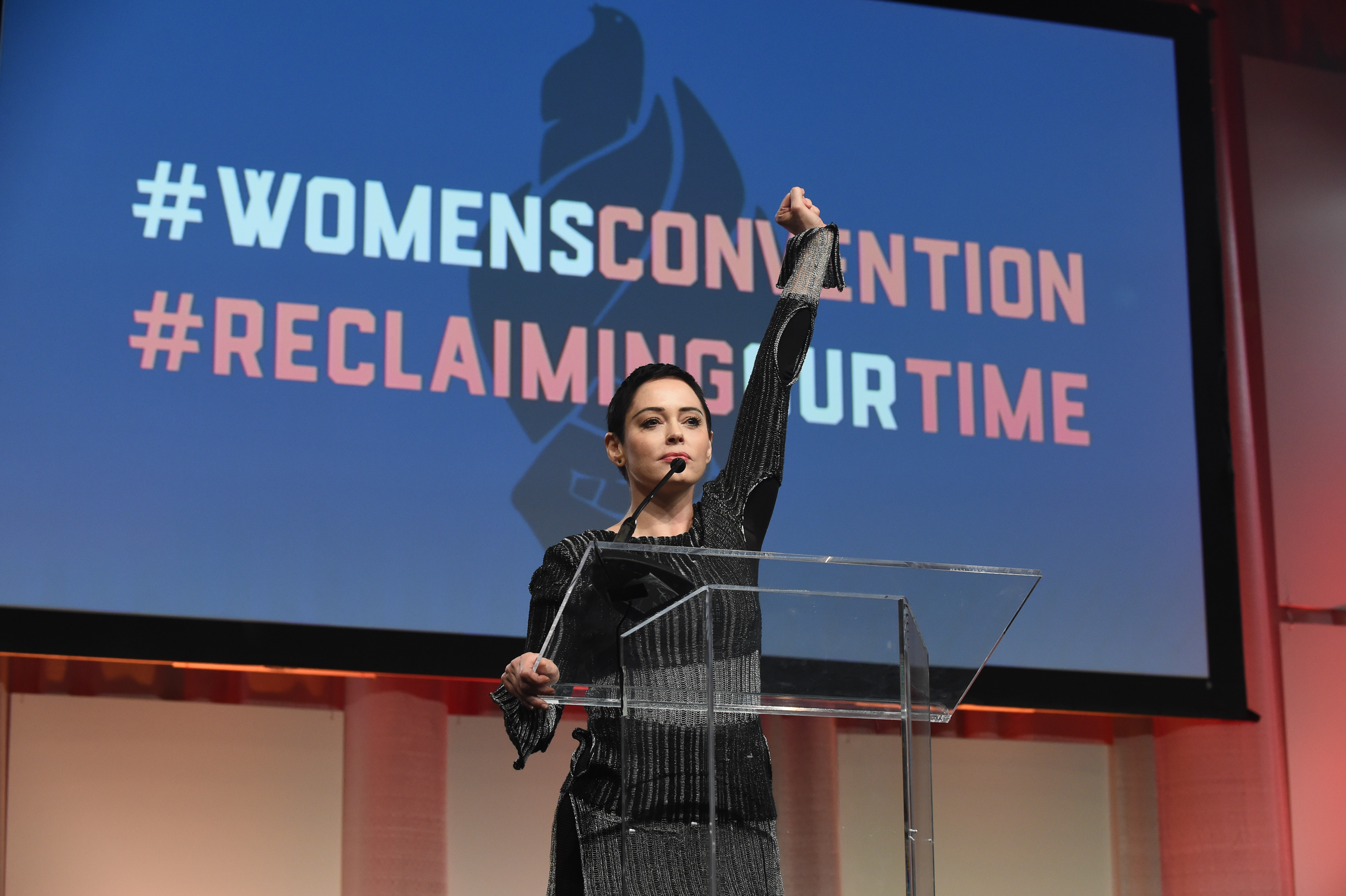 Rose McGowan habla en el escenario de la Convención de Mujeres en Detroit, Michigan, el 27 de octubre de 2017. | Fuente: Getty Images