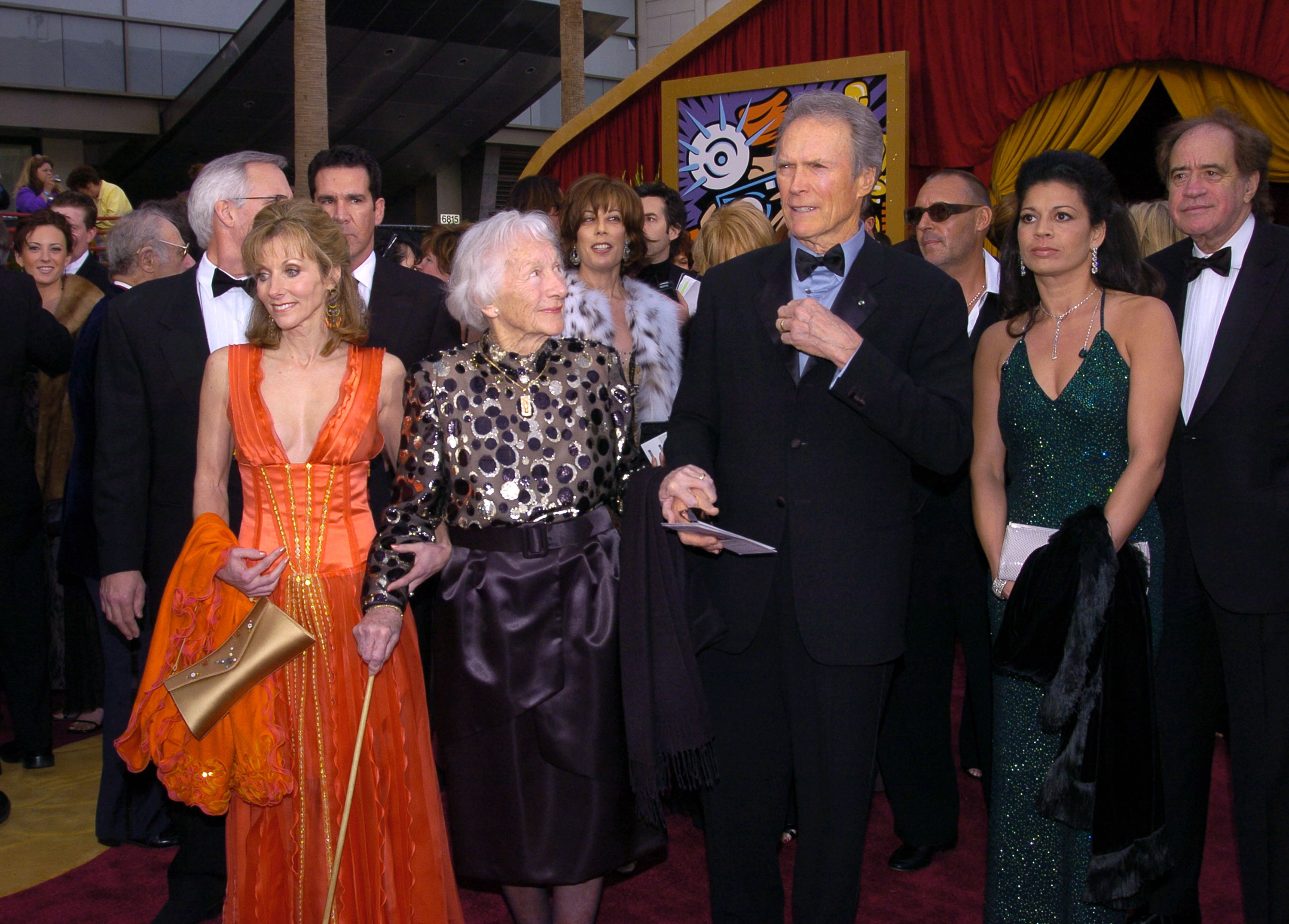 Laurie Murray, la madre de Clint Eastwood, Ruth Wood, Clint Eastwood y Dina Eastwood en la 76ª edición de los Premios de la Academia, el 29 de febrero de 2004, en Hollywood, California. | Fuente: Getty Images