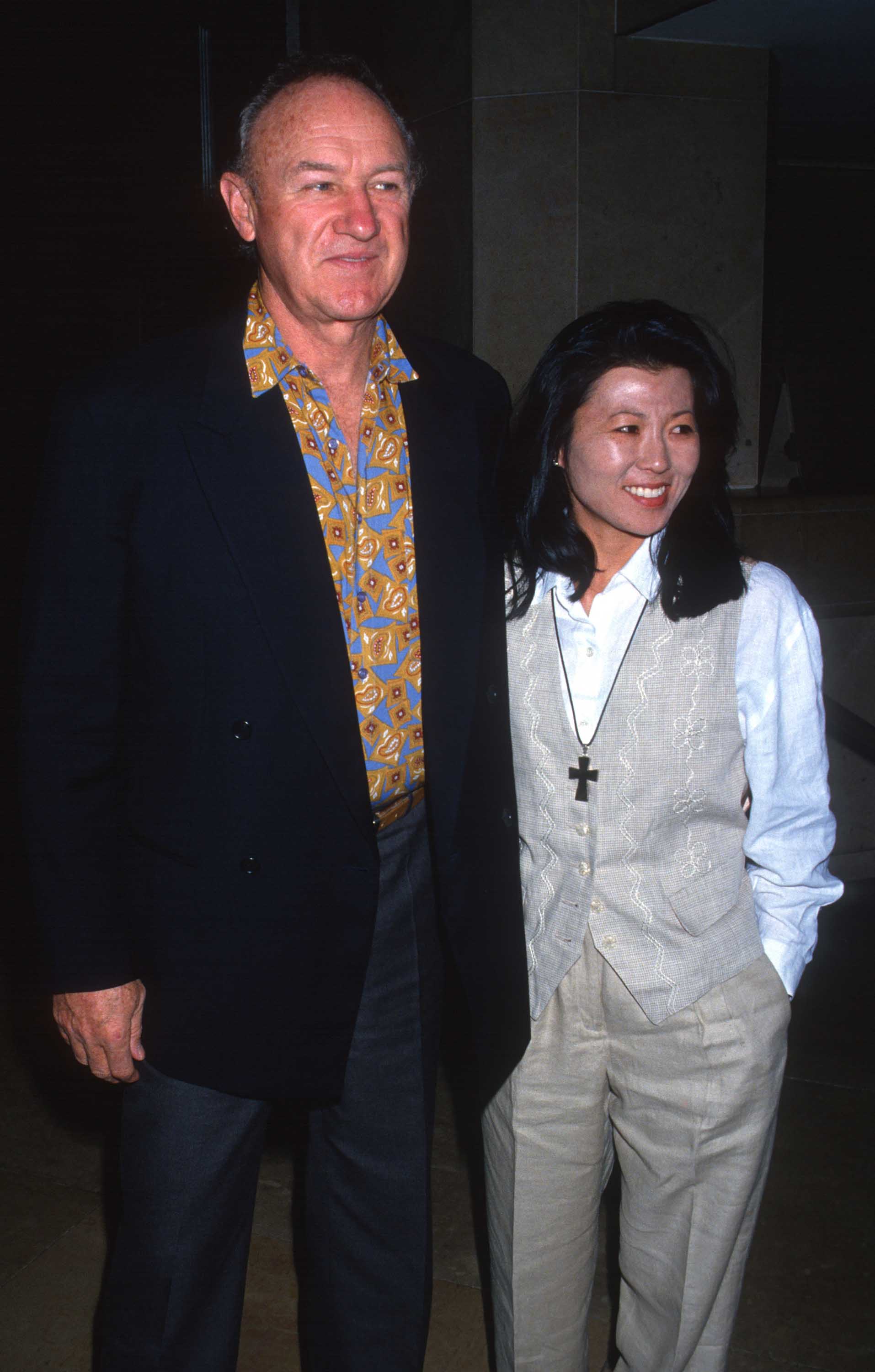 Gene Hackman y Betsy Arakawa asisten a una conferencia de la Prensa Extranjera de Hollywood el 11 de noviembre de 1992, en Beverly Hills, California. | Fuente: Getty Images