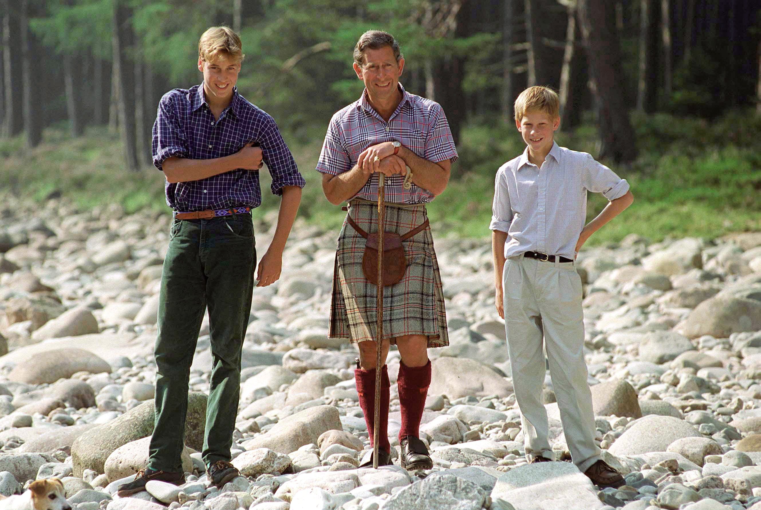 El príncipe William, el rey Charles III y el príncipe Harry en la finca del Castillo de Balmoral, en Balmoral, Inglaterra, el 12 de agosto de 1997 | Fuente: Getty Images