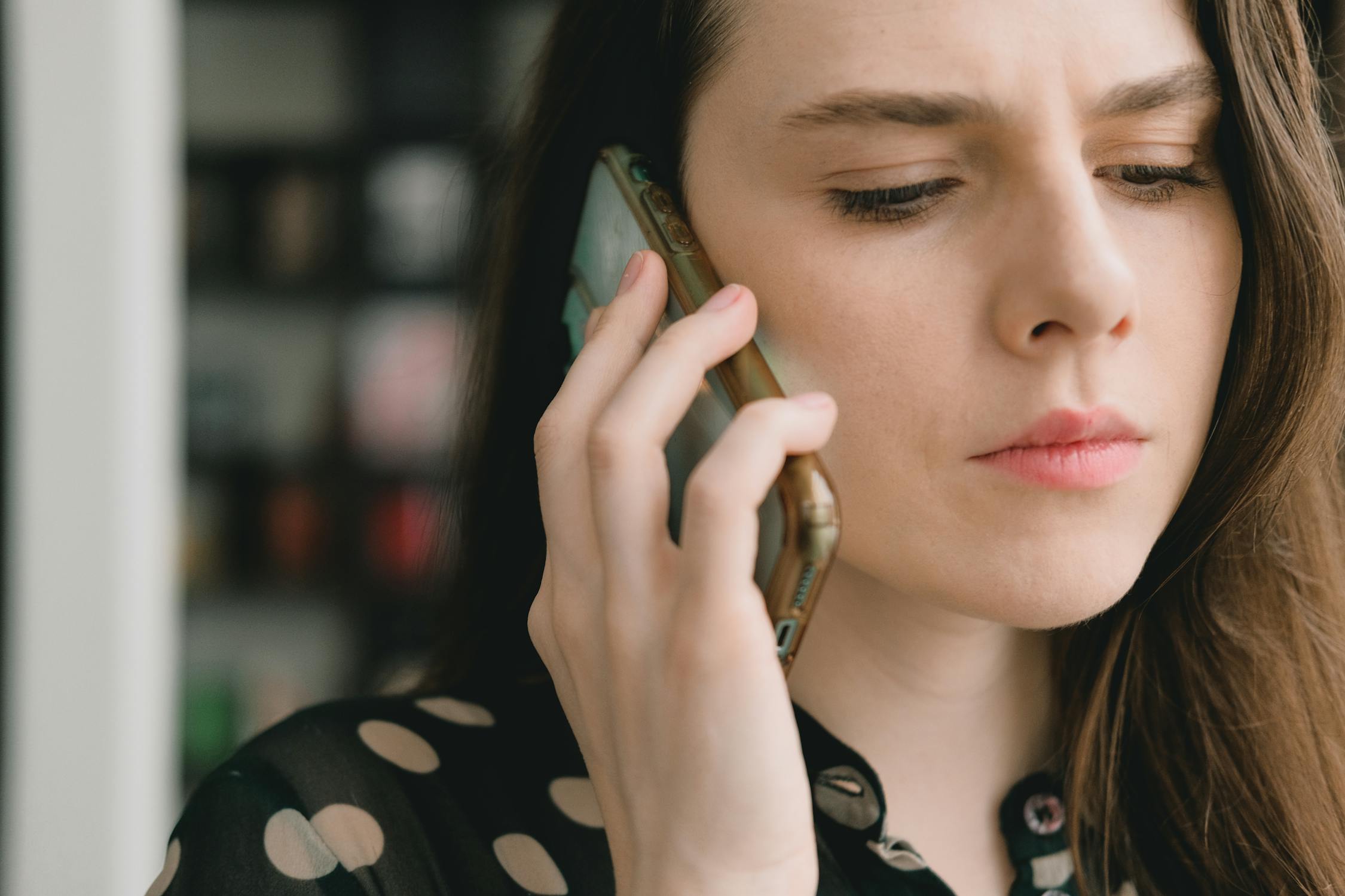 Una mujer seria hablando por teléfono | Fuente: Pexels