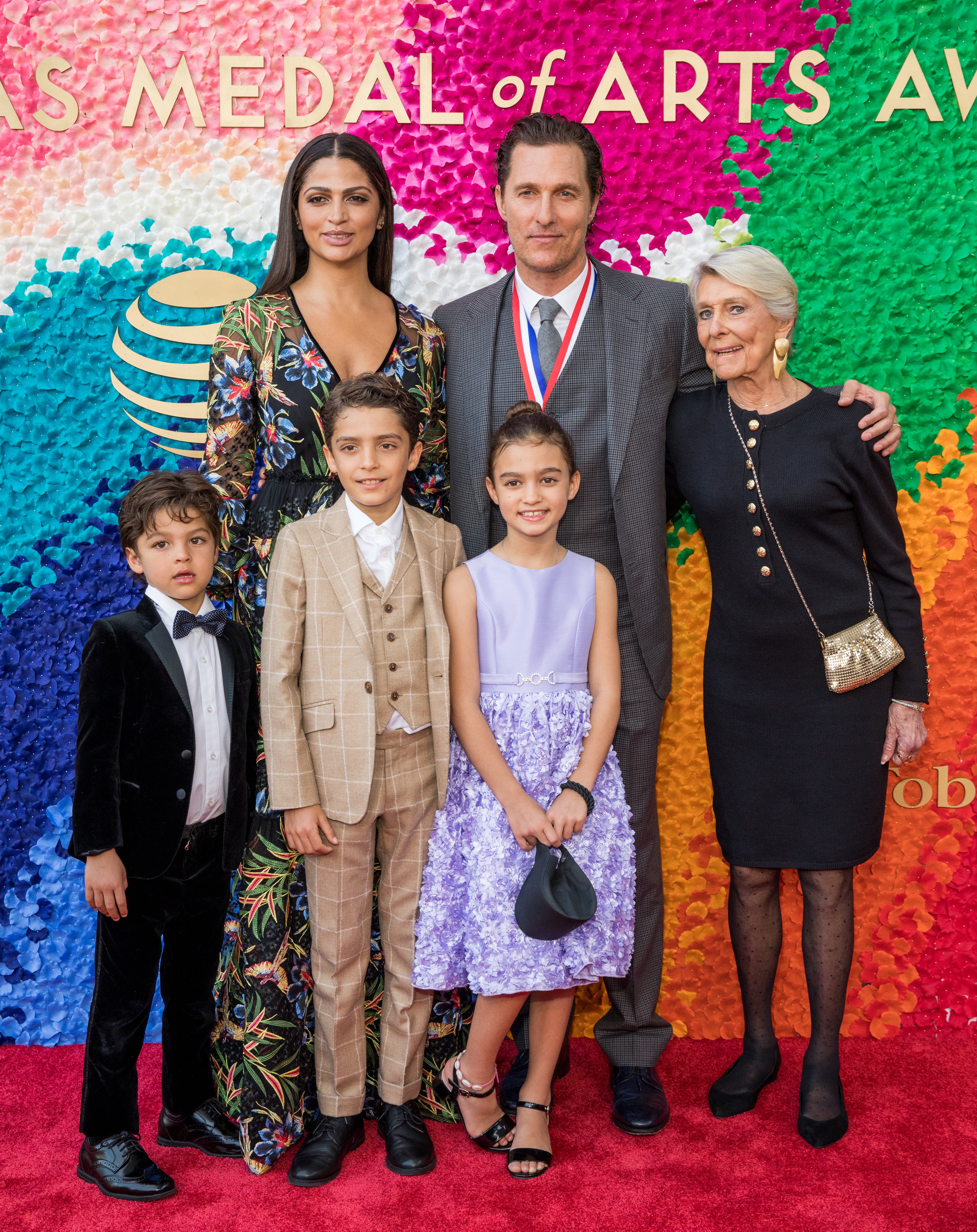 Livingston Alves McConaughey, Camila Alves, Levi Alves McConaughey, Matthew McConaughey, Vida Alves McConaughey y Kay McConaughey el 27 de febrero de 2019. | Foto: Getty Images 