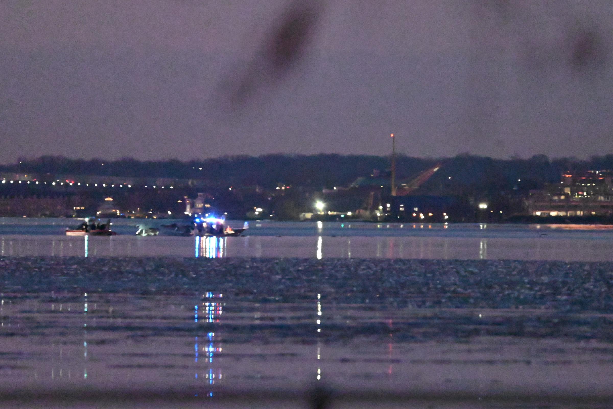 Vista del cordón de seguridad y los restos del accidente a la luz del día, después de que un avión regional colisionara en pleno vuelo con un helicóptero militar y se estrellara en el río Potomac, en Washington D.C., el 30 de enero de 2025 | Fuente: Getty Images