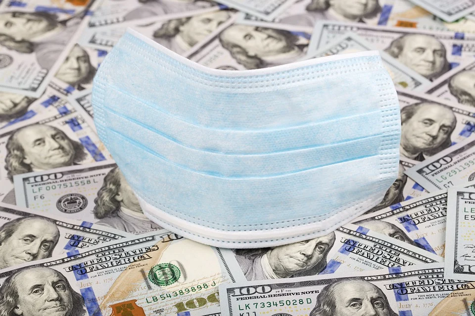 Tapabocas sobre una cantidad de dinero en dólares. | Foto: Pixabay
