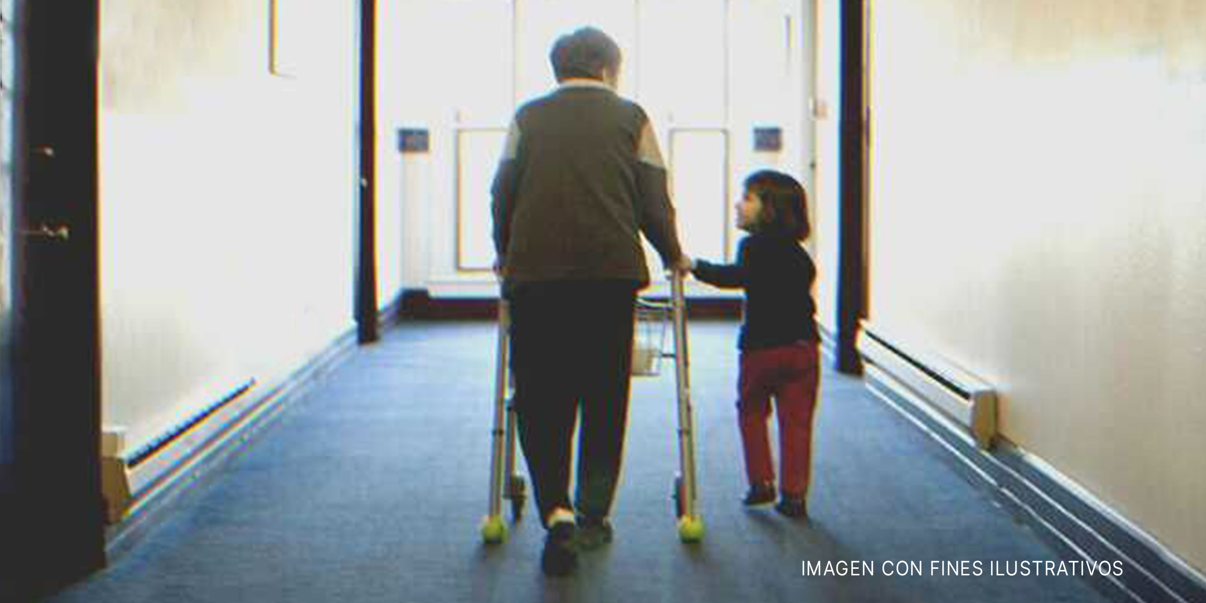 Señora mayor con andador y con una niña. | Foto: Getty Images