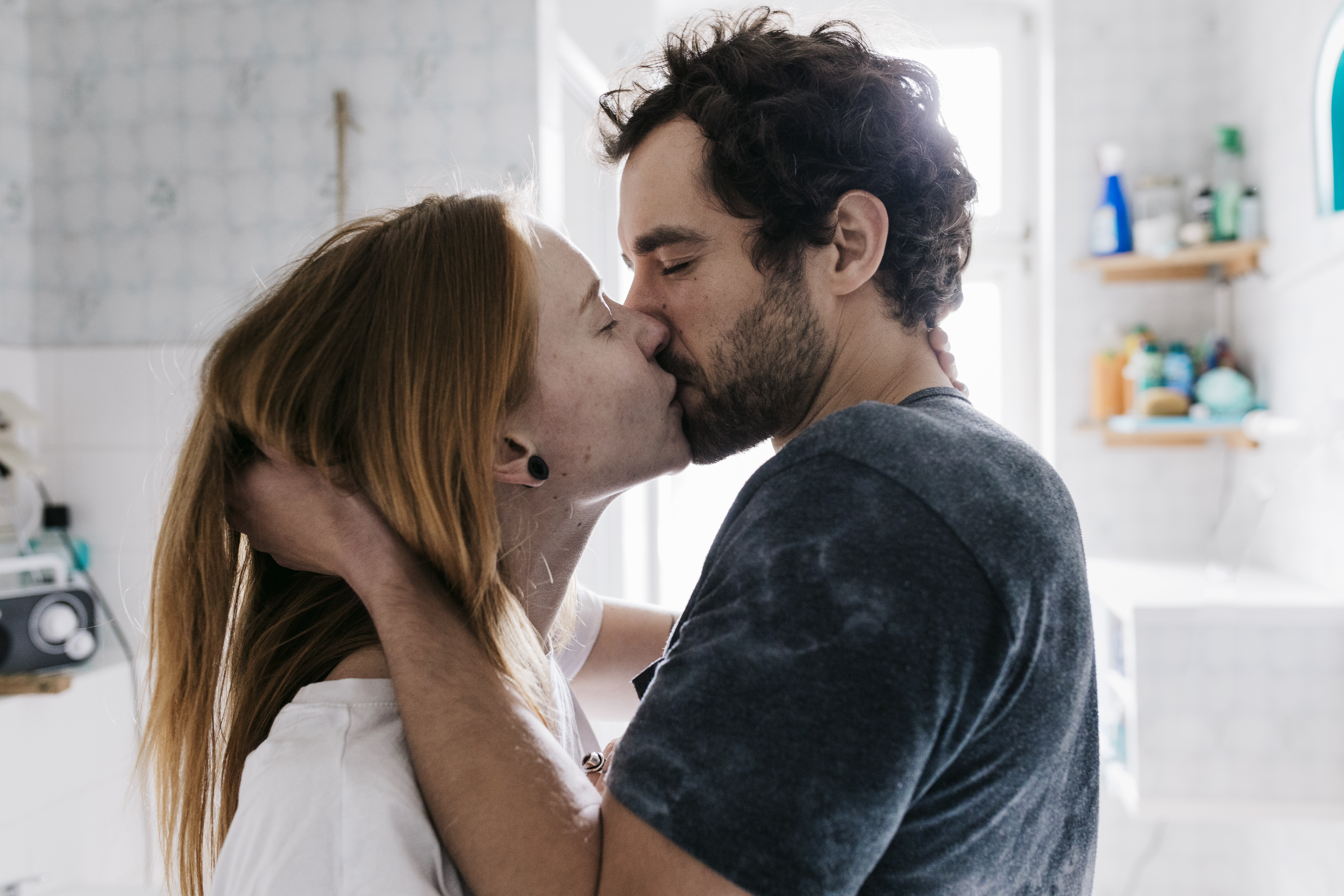 Un hombre agarra la nuca y el pelo de una mujer mientras se besan apasionadamente con los ojos cerrados. | Foto: Getty Images