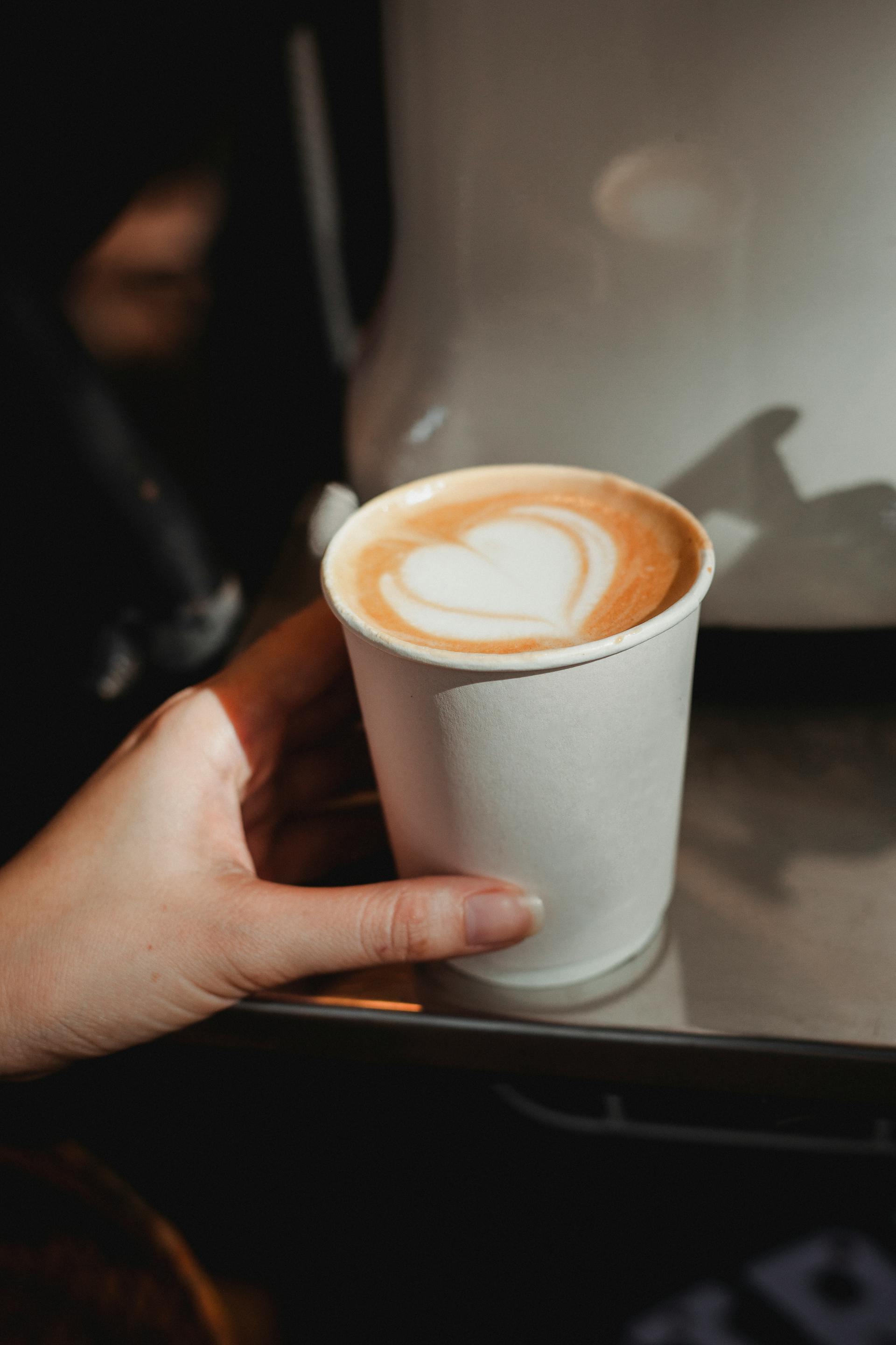 Una persona con una taza de café en la mano | Fuente: Pexels