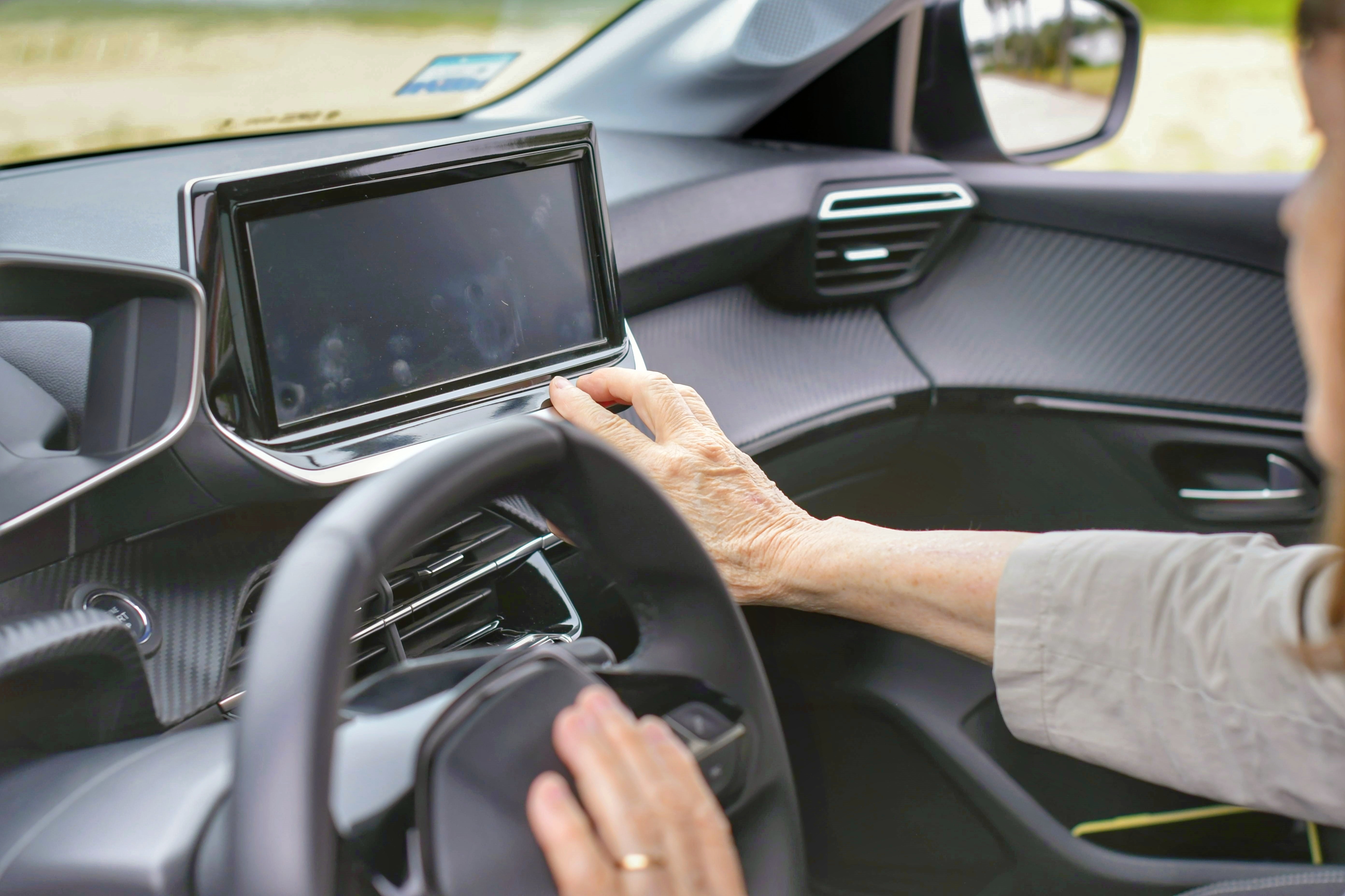 Una mujer mayor conduciendo un automóvil | Foto: Shutterstock