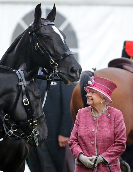 La reina Isabel II revisa la King's Troop Royal Horse Artillery durante su desfile del 70 aniversario en Hyde Park el 19 de octubre de 2017 en Londres, Inglaterra. |  Foto: Getty Images