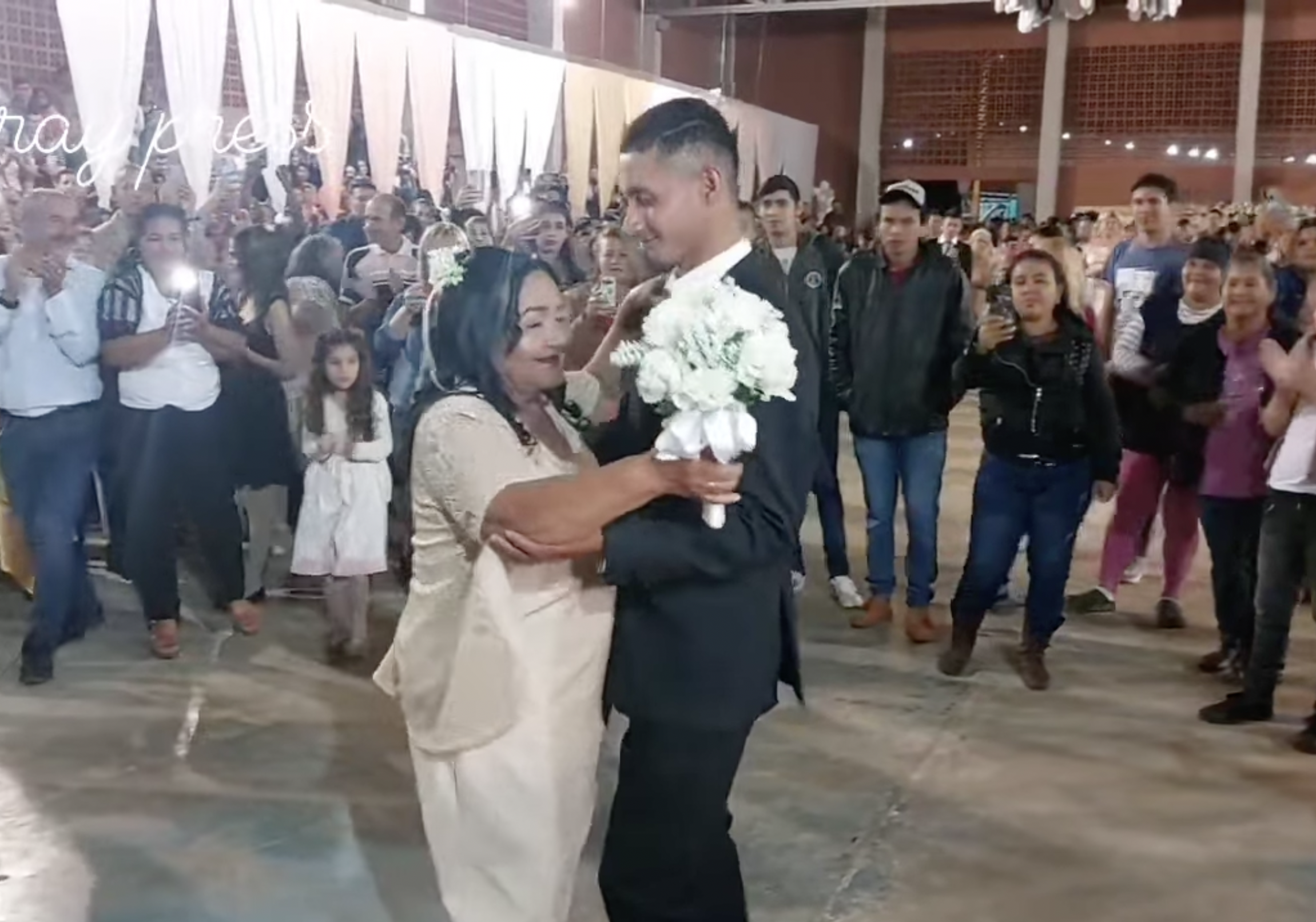 Rufina Ibarra y Juan Portillo comparten su primer baile como recién casados. | Foto: facebook.com/Aguaray-Press