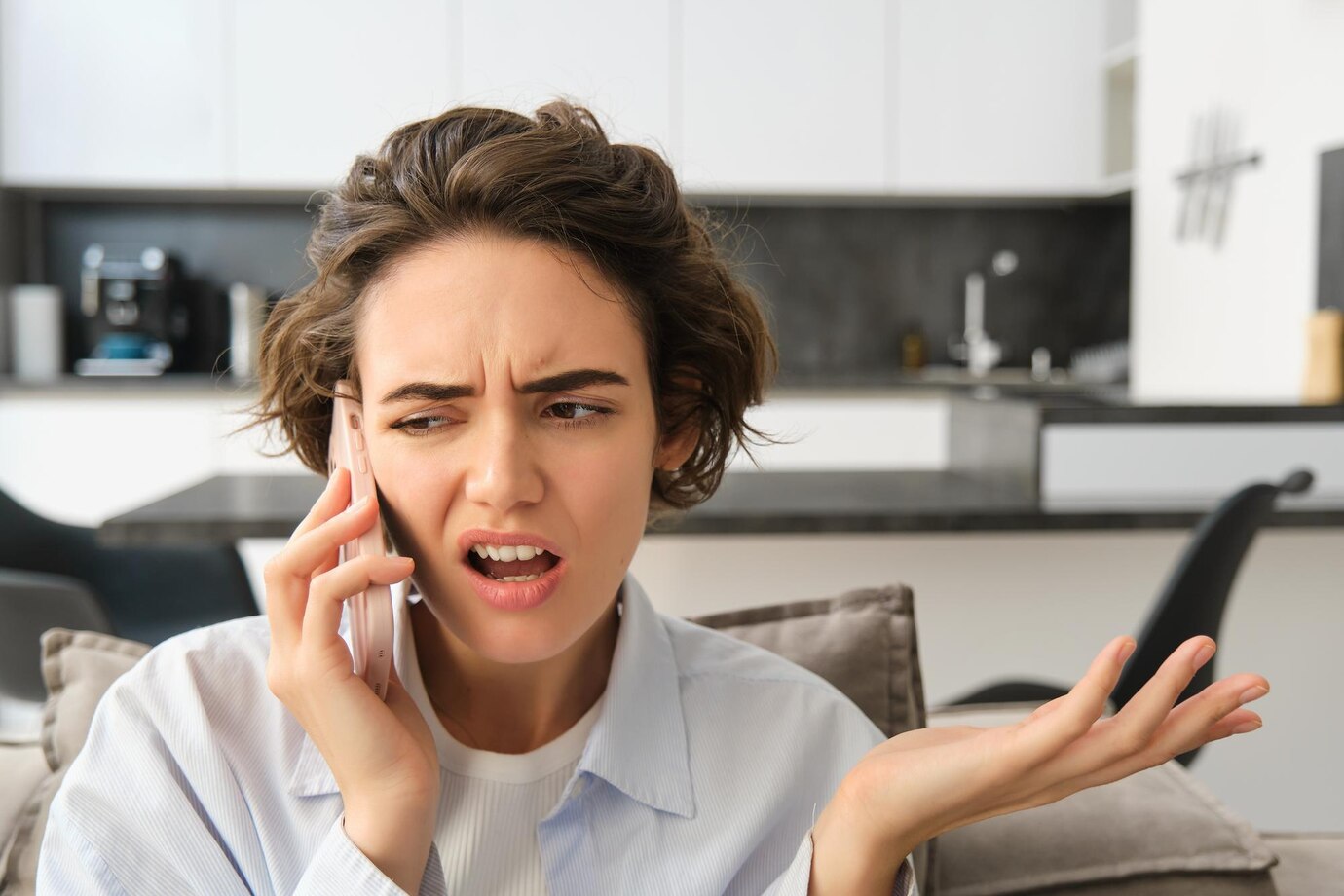 Una mujer molesta hablando por teléfono | Fuente: Freepik