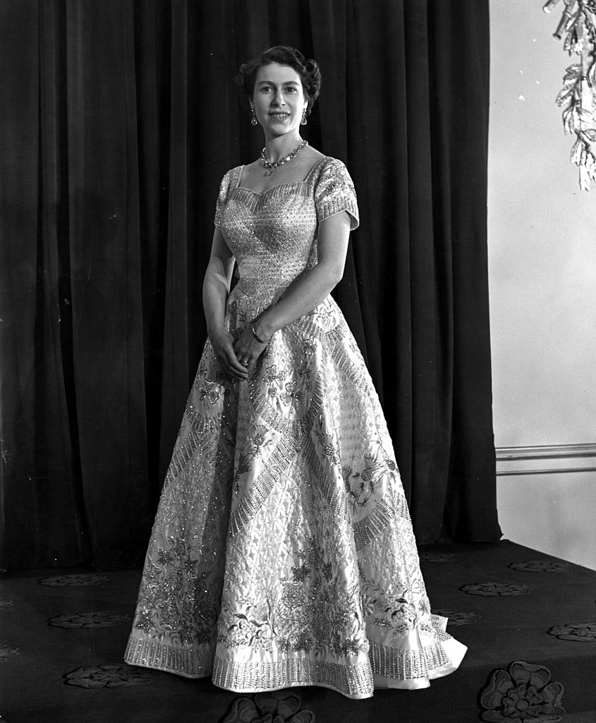 La Reina Elizabeth II llevaba un vestido diseñado por Norman Hartnell para su ceremonia de coronación.| Foto: Getty Images