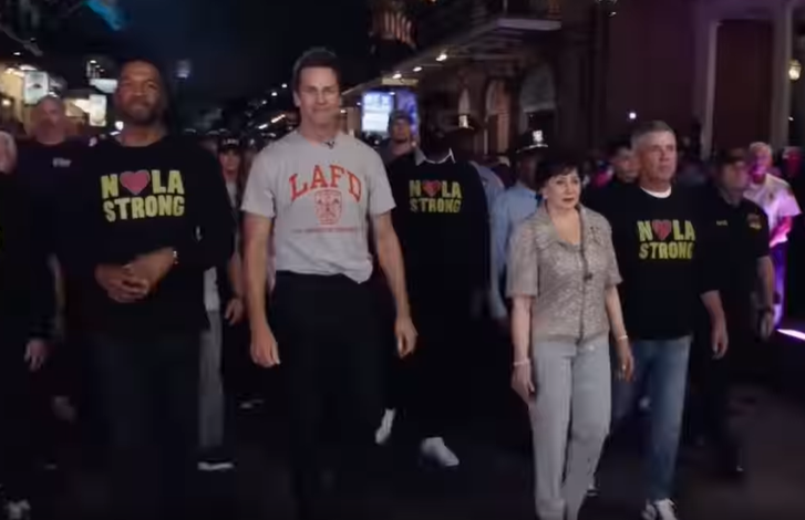 Michael Strahan y Tom Brady caminan con una multitud de socorristas en Bourbon Street, Nueva Orleans | Fuente: Facebook/TVVNoticias