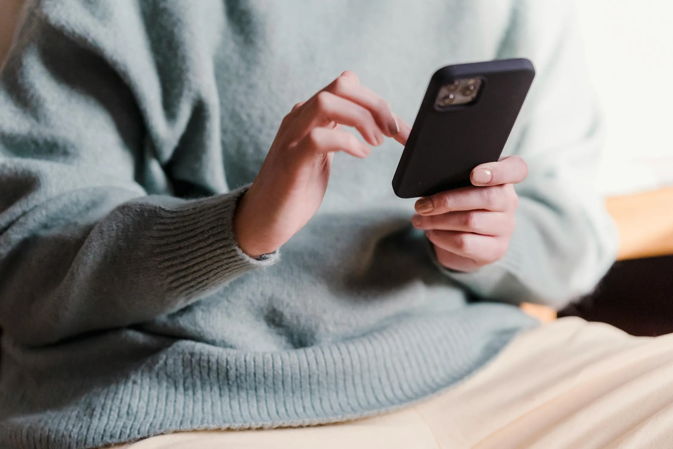 Una mujer hablando por teléfono | Fuente: Pexels