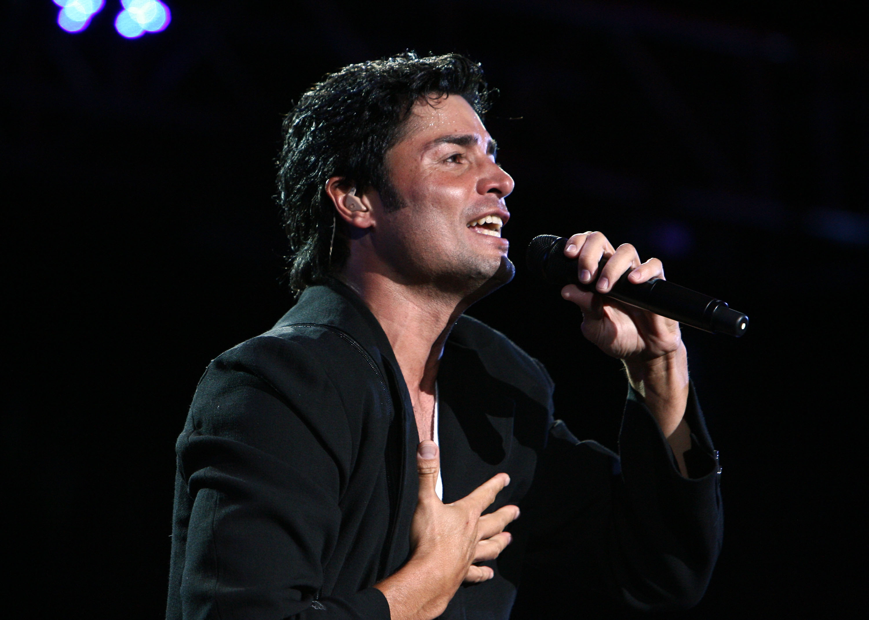 Chayanne actúa en el escenario del American Airlines Arena el 20 de abril de 2007 en Miami, Florida. | Fuente: Getty Images