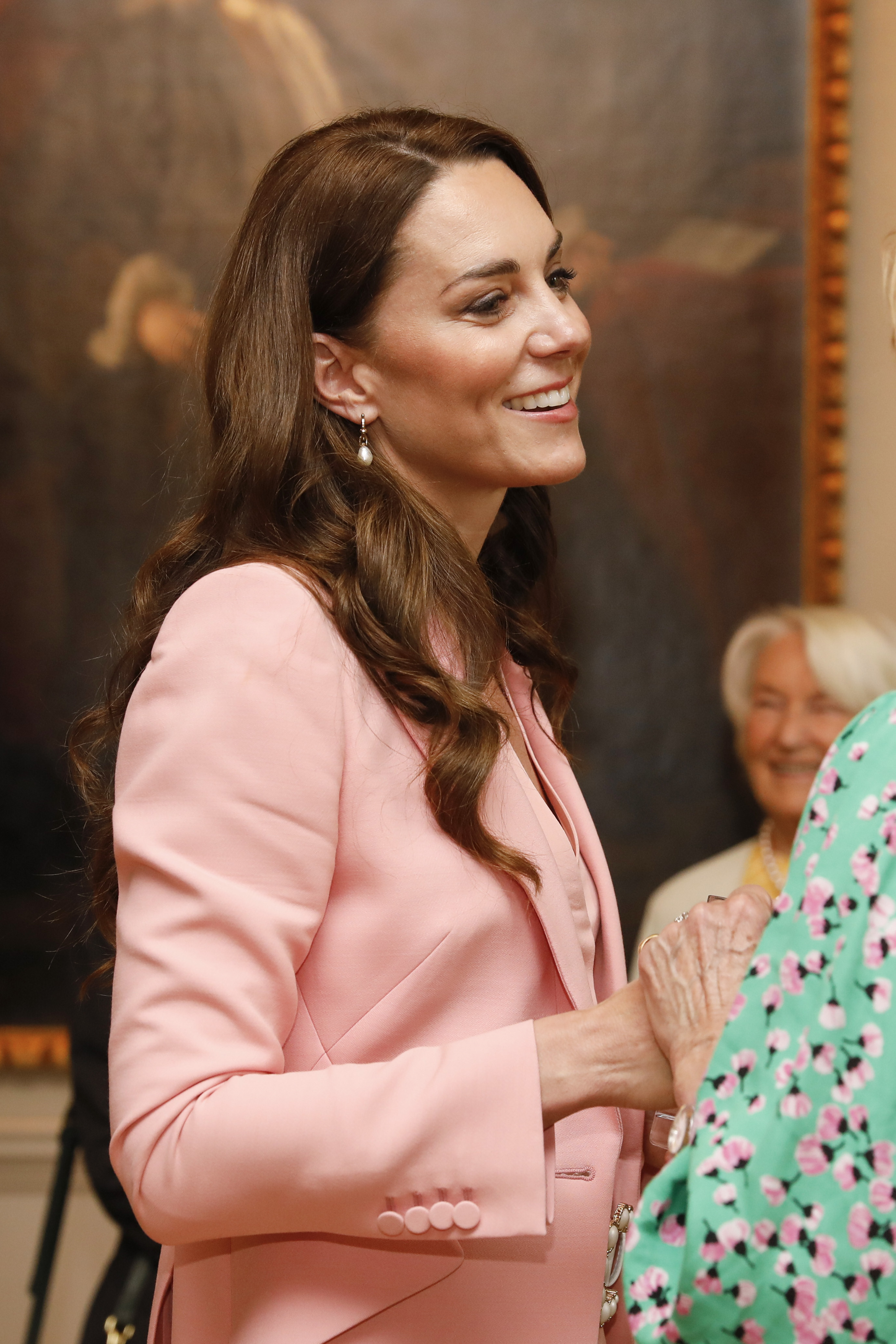 Catherine, princesa de Gales, da la mano a una invitada durante su visita al Museo Foundling de Londres, Inglaterra, el 25 de mayo de 2023 | Fuente: Getty Images