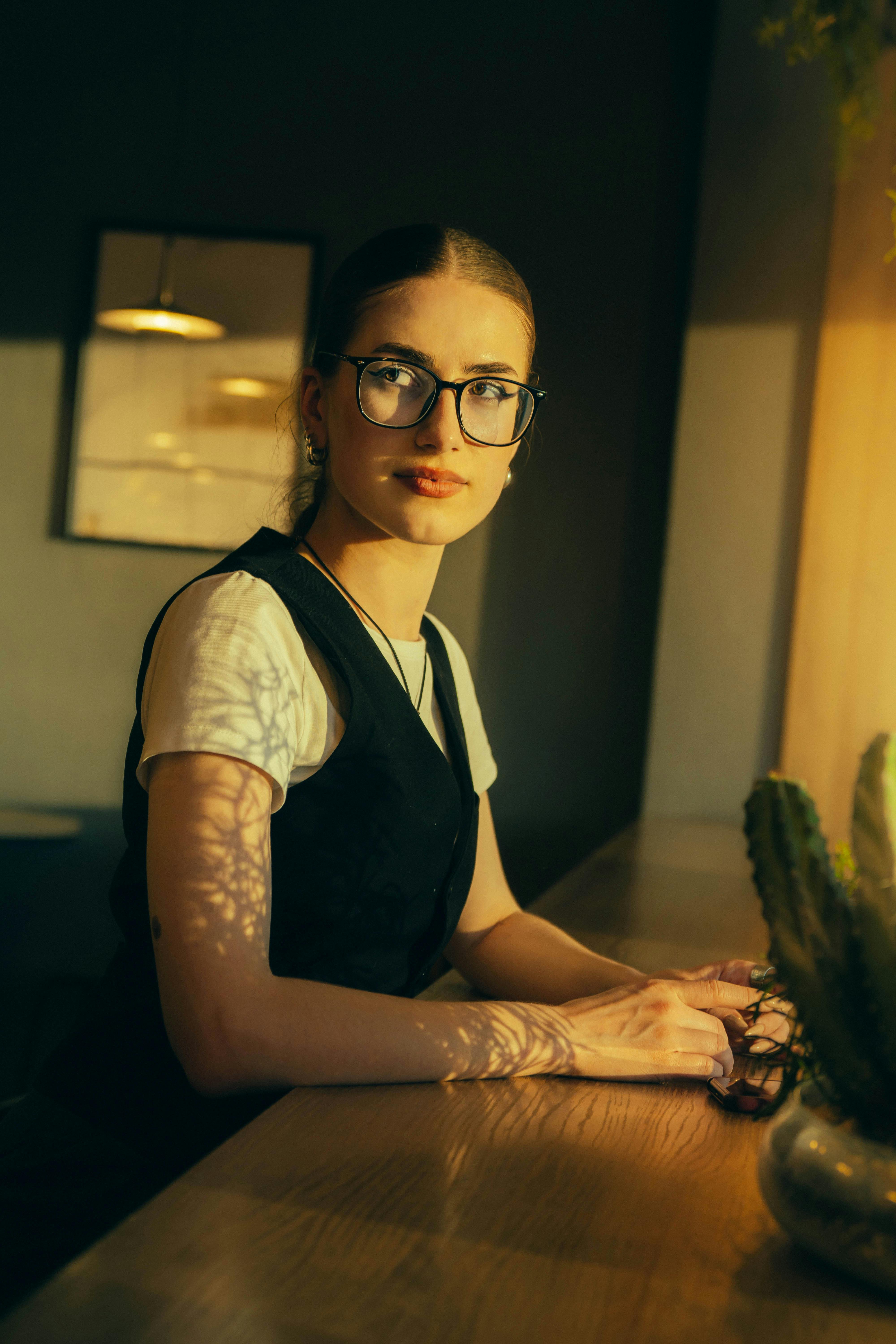 Mujer joven con mirada pensativa | Fuente: Pexels