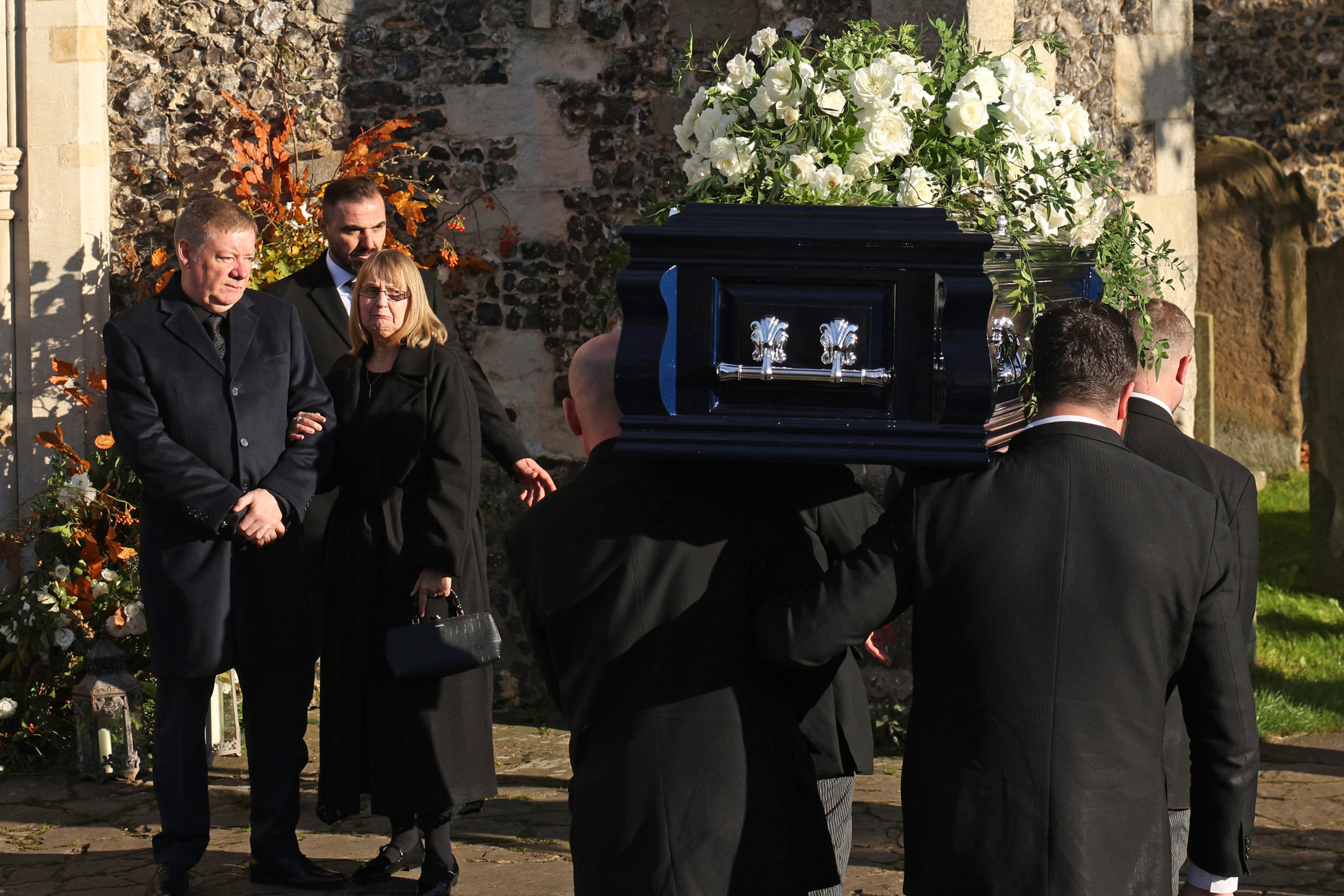 Karen y Geoff Payne observan cómo el féretro de Liam Payne es llevado al funeral el 20 de noviembre de 2024 en Amersham, Inglaterra | Fuente: Getty Images