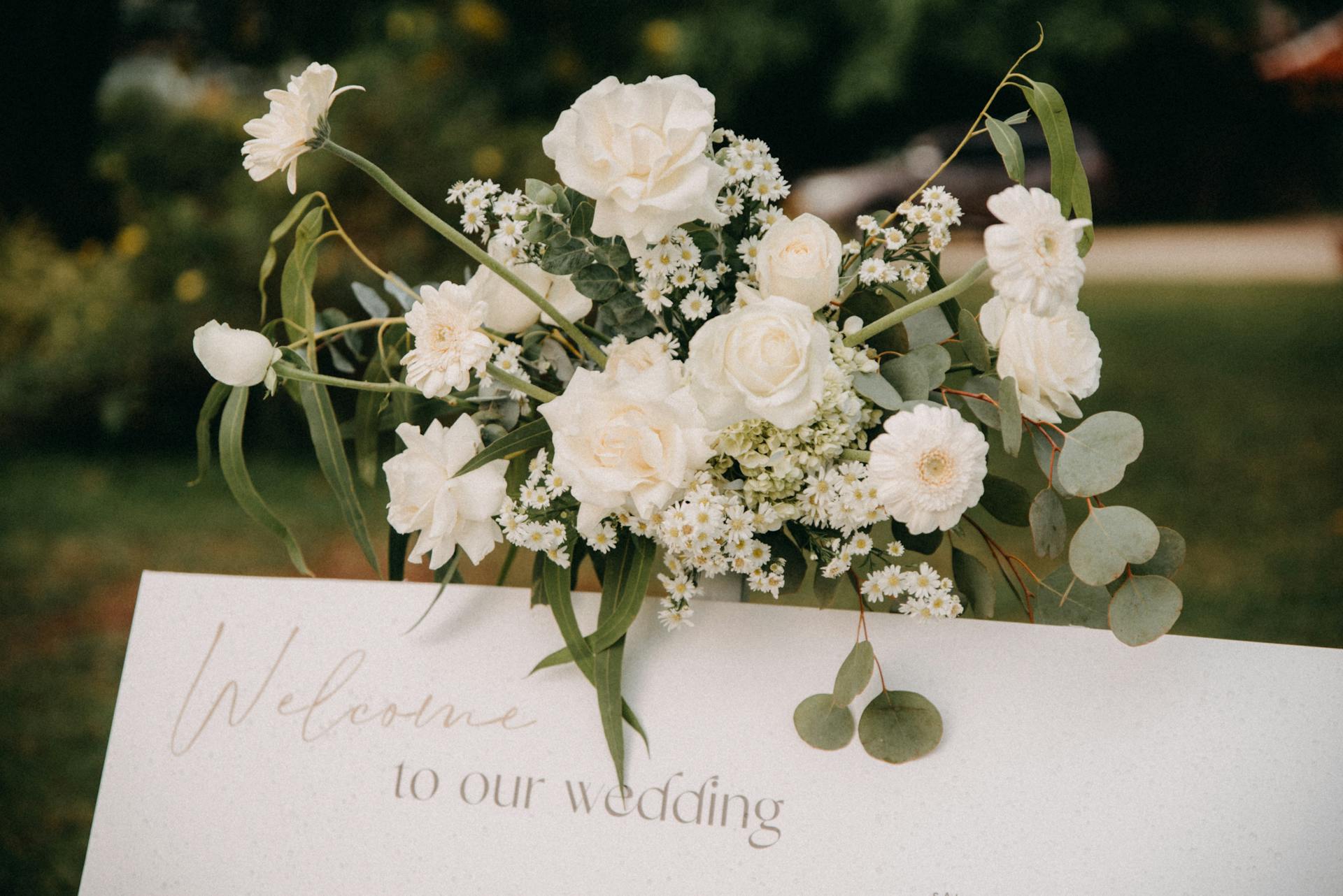 Un arreglo floral en una boda | Fuente: Pexels