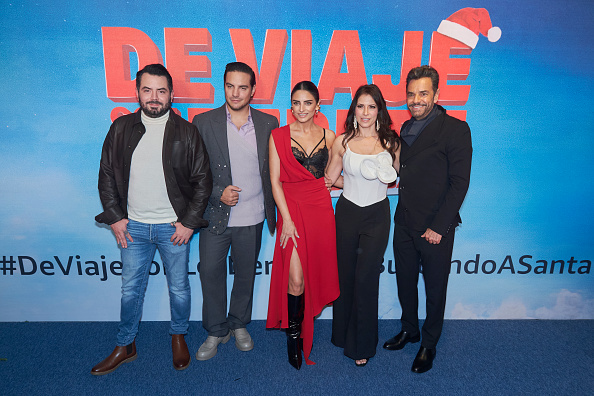 (De izquierda a derecha) José Eduardo Derbez, Vadhir Derbez, Aislinn Derbez, Alessandra Rosaldo y Eugenio Derbez posan para una foto en la alfombra roja durante el estreno de la serie de televisión "De Viaje con los Derbez" en la colonia Roma, el 4 de diciembre de 2023 en Ciudad de México | Fuente: Getty Images