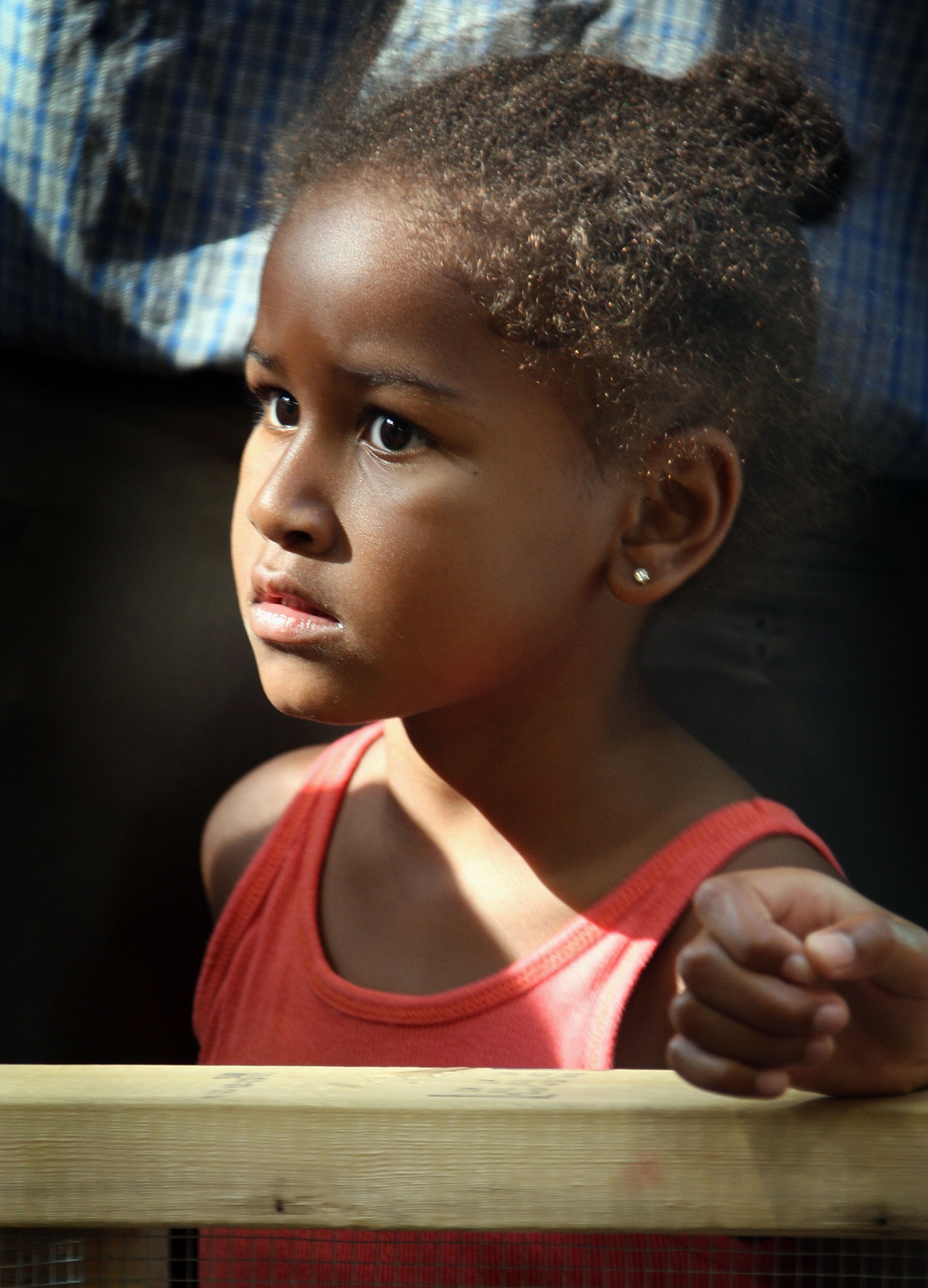 Sasha Obama recorre una atracción con Barack Obama en Des Moines, Iowa, el 16 de agosto de 2007 | Fuente: Getty Images