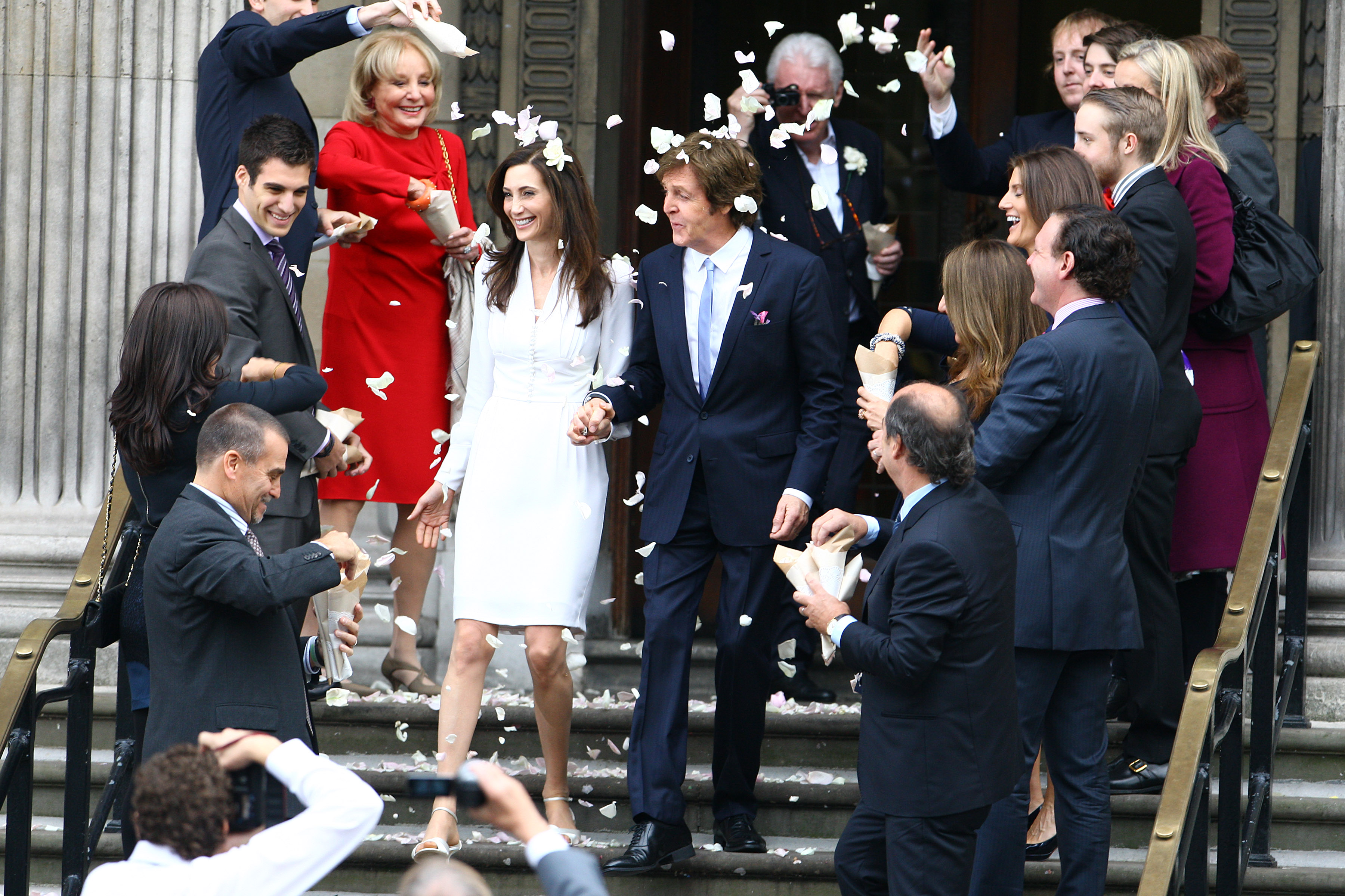 Paul McCartney y Nancy Shevell saliendo de su ceremonia de boda en el Registro Civil de Marylebone, en el centro de Londres, Inglaterra, el 9 de octubre de 2011 | Fuente: Getty Images