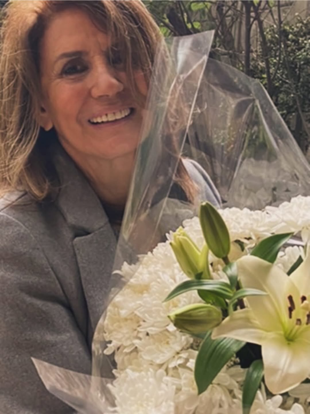 Yuli Laterra, madre de Flavia Palmiero, posando con un ramo de flores | Fuente: Instagram/flapalmiero