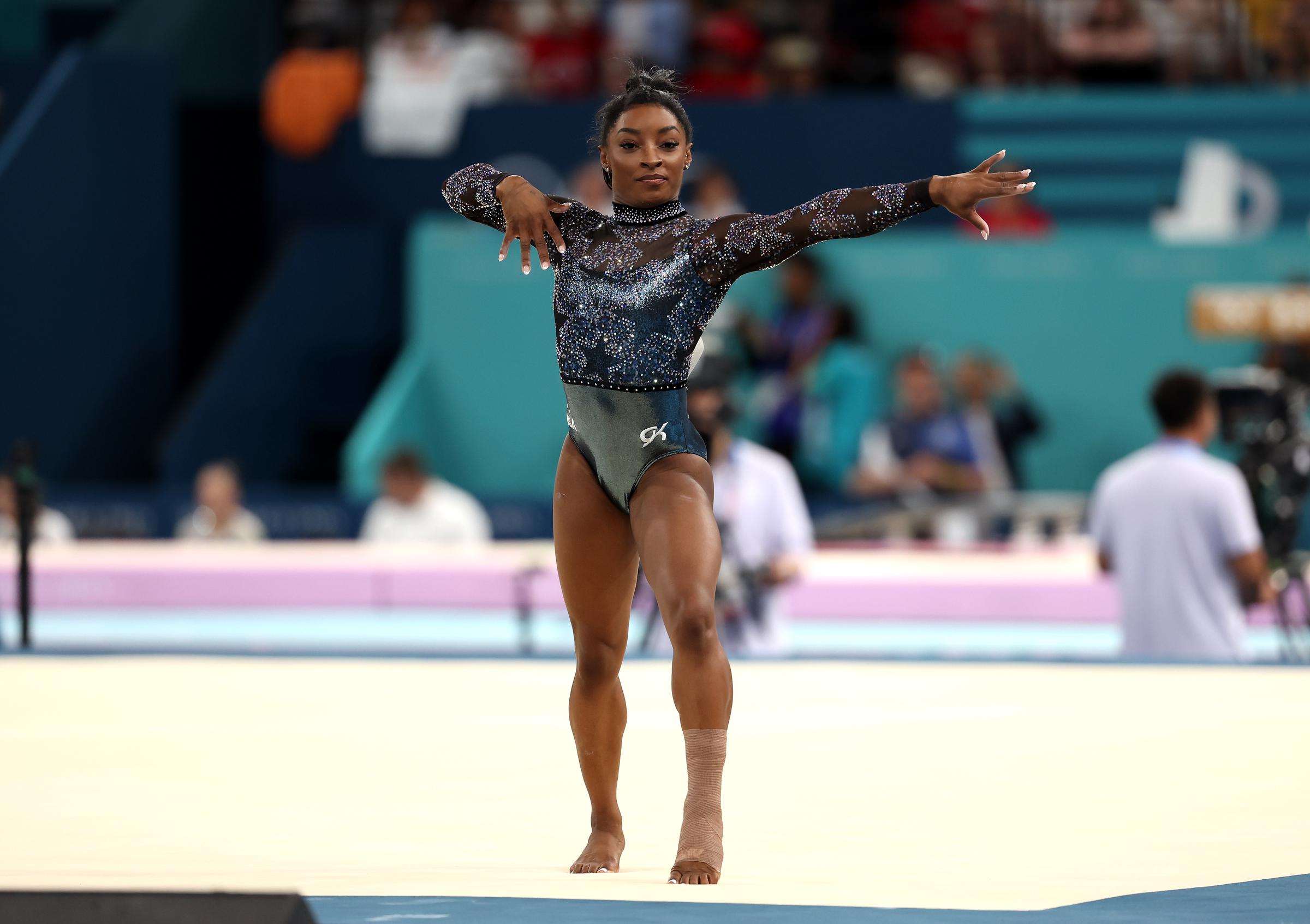 Simone Biles durante la clasificación femenina de gimnasia artística en París, Francia, el 28 de julio de 2024 | Fuente: Getty Images