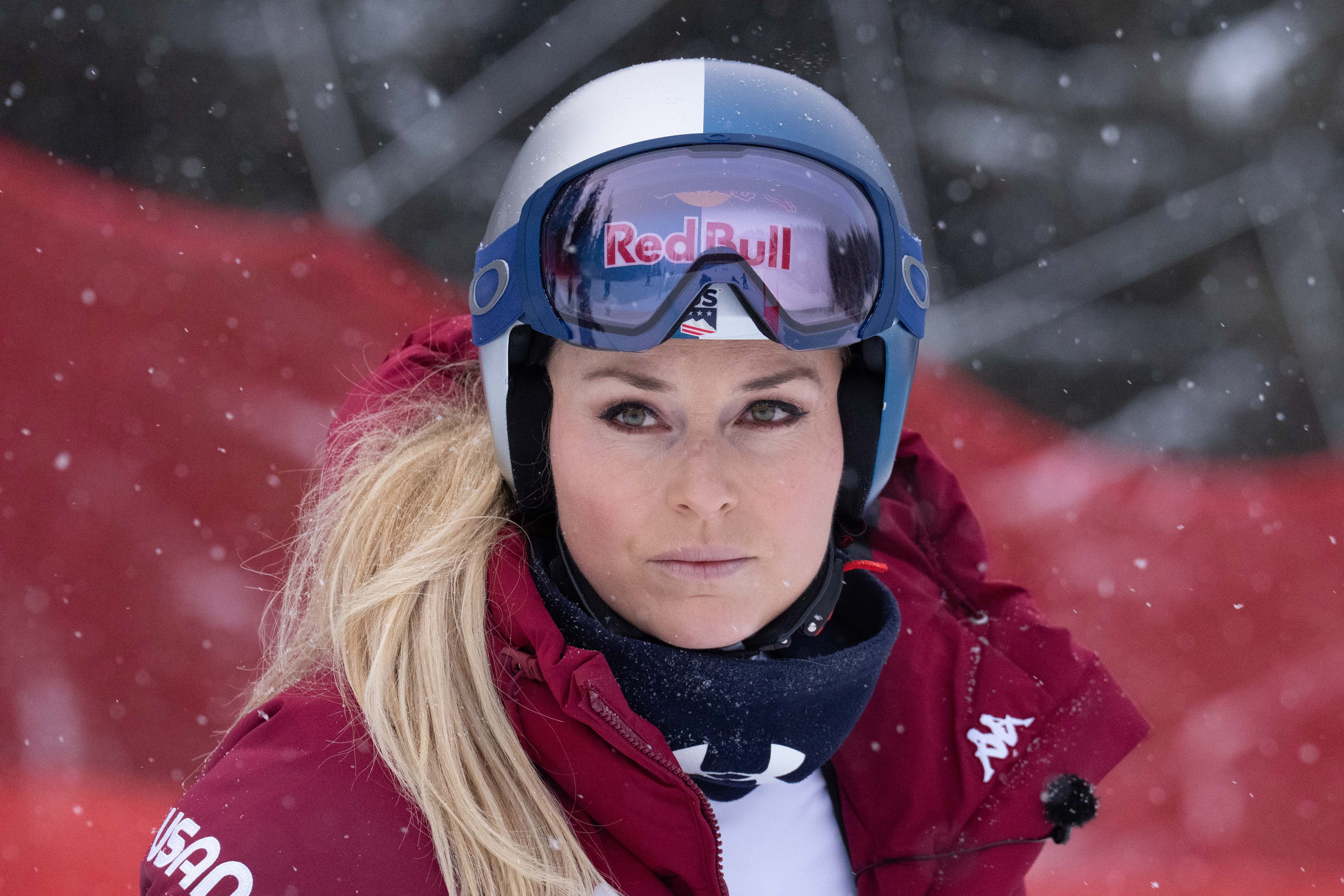 Lindsey Vonn, del equipo estadounidense, inspecciona la pista durante el descenso femenino de la Copa del Mundo de Esquí Alpino Audi FIS el 30 de enero de 2026 en Crans Montana, Suiza. | Fuente: Getty Images