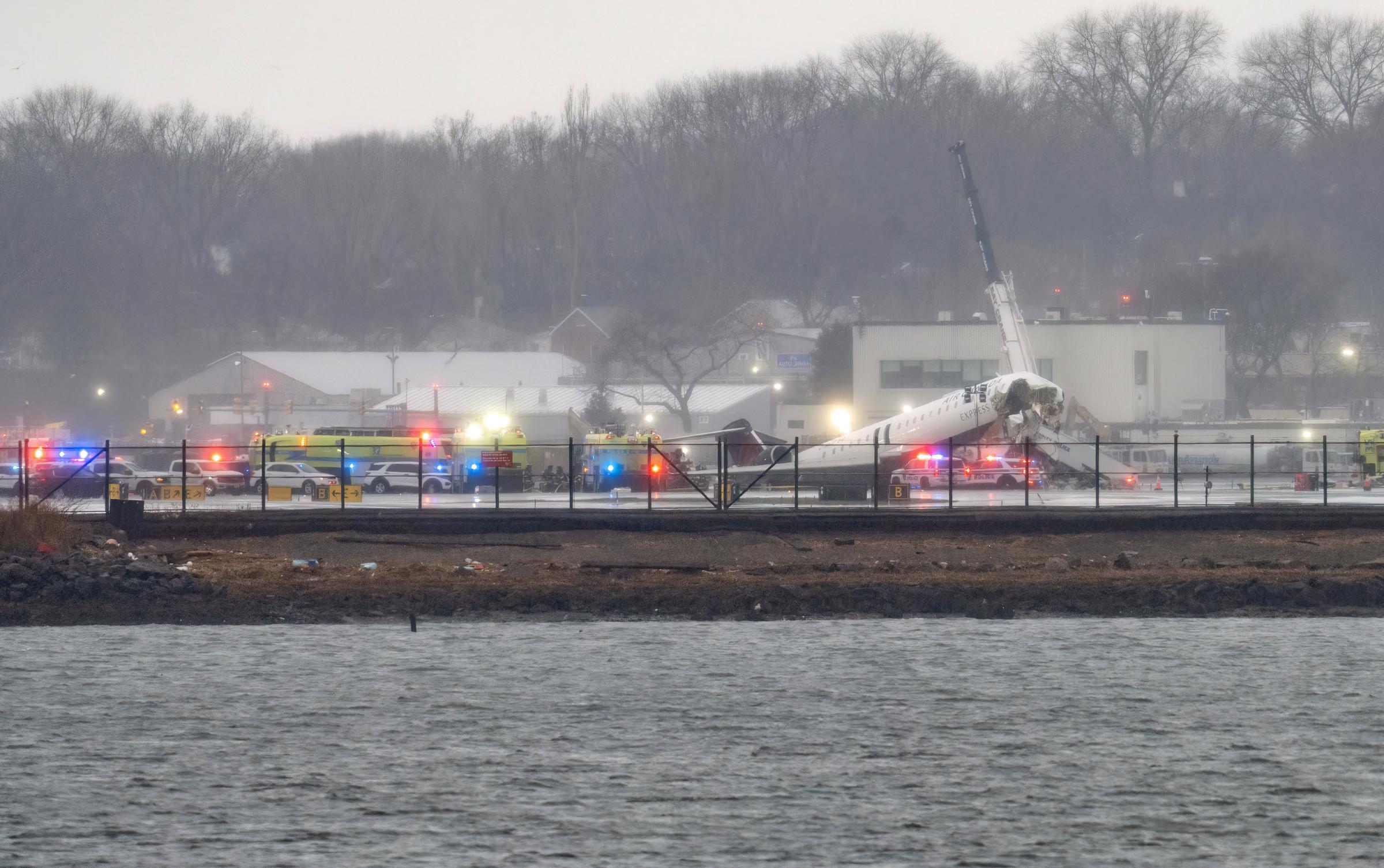 Un avión CRJ-900 de Air Canada Express se encuentra en la pista del aeropuerto LaGuardia el 23 de marzo de 2026. El piloto y el copiloto del avión de Air Canada fallecieron tras la colisión de su aeronave con un camión de la Autoridad Portuaria en la pista de Queens, Nueva York, el domingo 22 de marzo de 2026. | Fuente: Getty Images