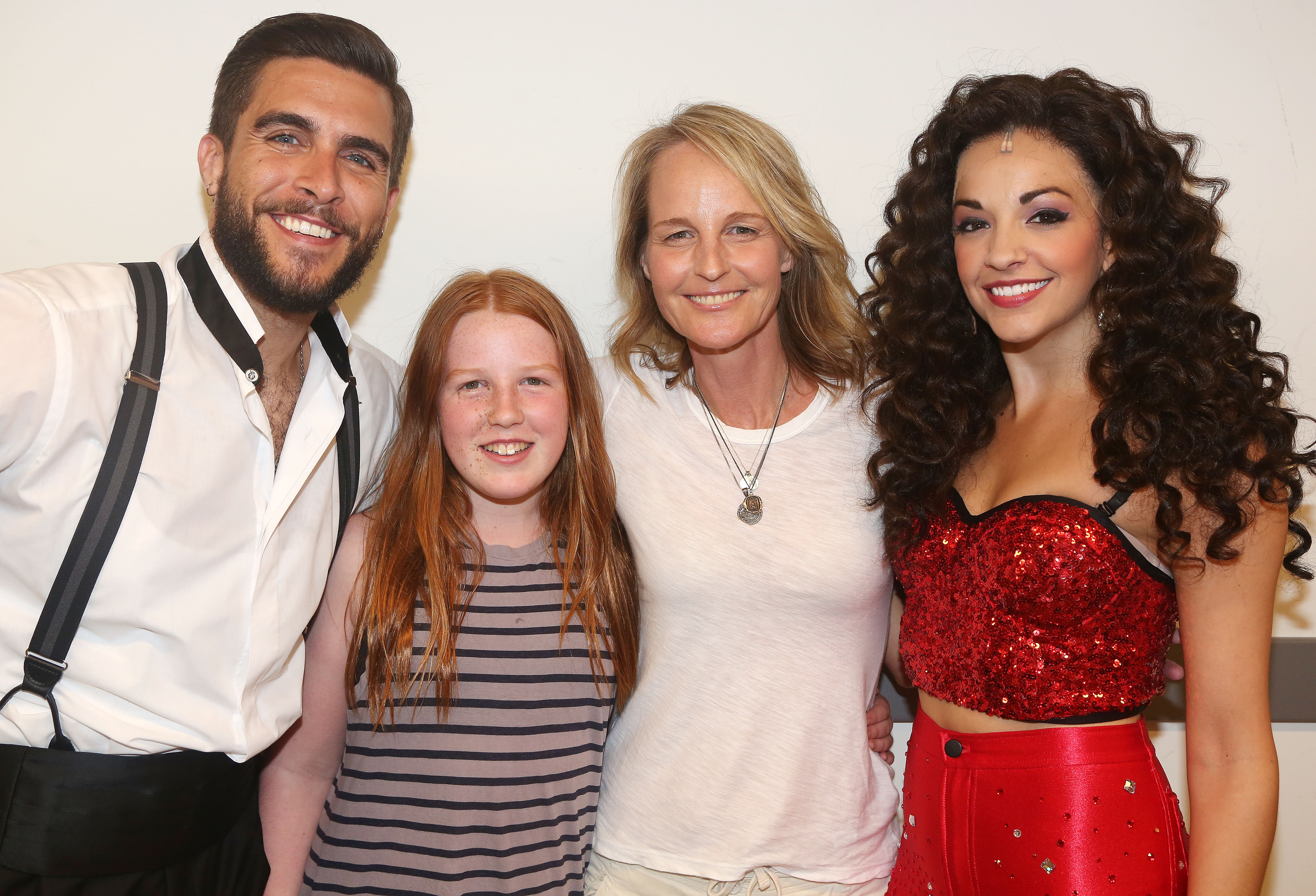 Josh Segarra, Makena Lei Gordon Carnahan, Helen Hunt y Ana Villafane posan entre bastidores en el exitoso musical de Gloria Estefan y Emilio Estefan "On Your Feet!" en Broadway el 22 de junio de 2016, en Nueva York | Fuente: Getty Images