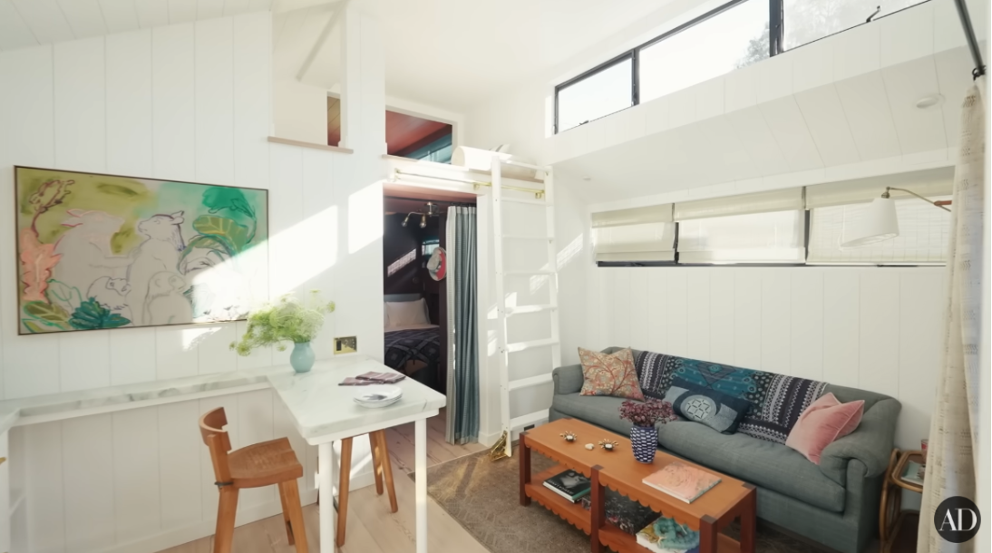 Sala de Sarah Paulson en su casa de Malibú, California. | Foto: YouTube/@ArchitecturalDigest
